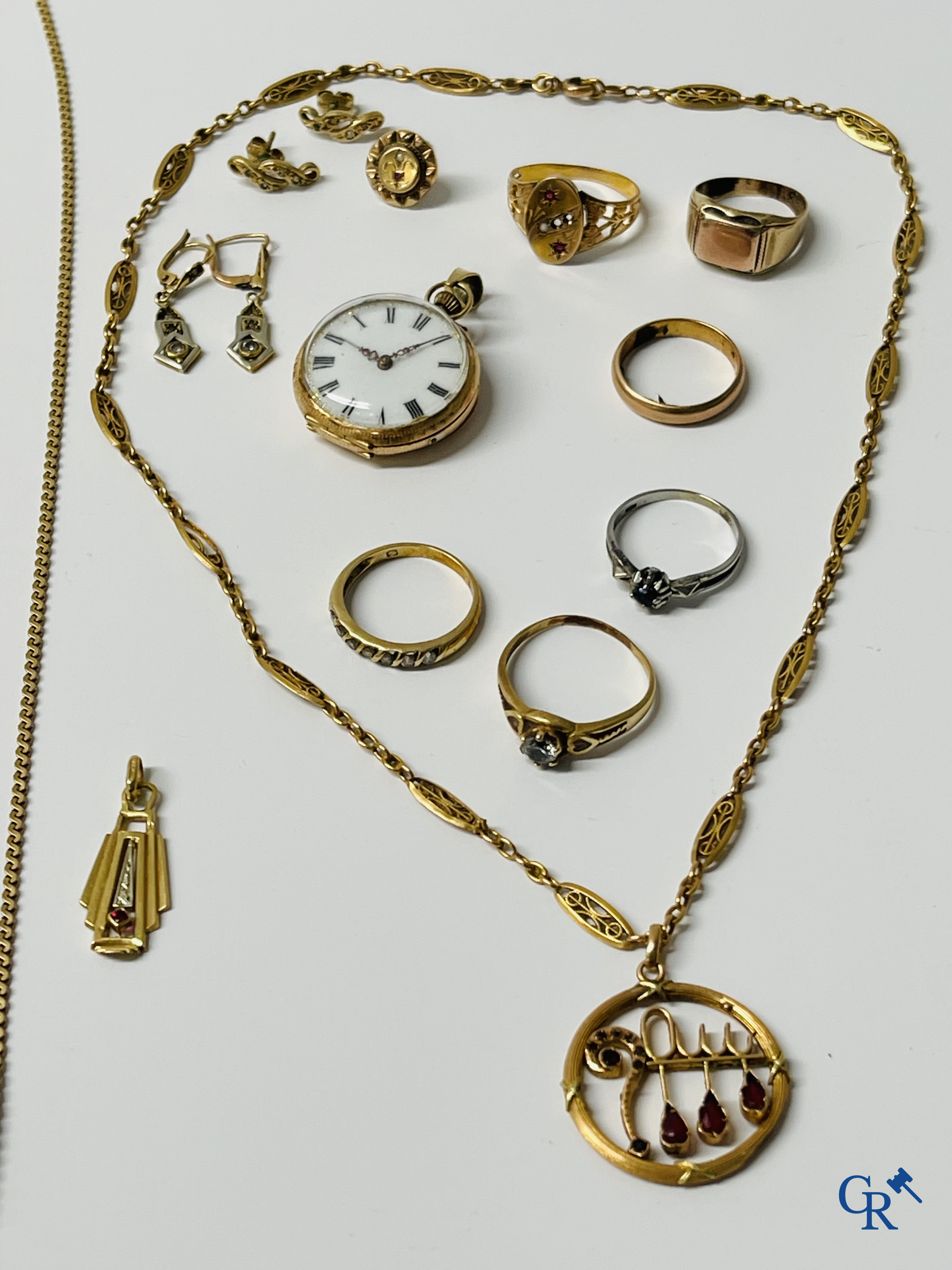 Juwelen, Horloges. Een kavel met gouden juwelen en een kleine gouden 750°/00 zakhorloge.