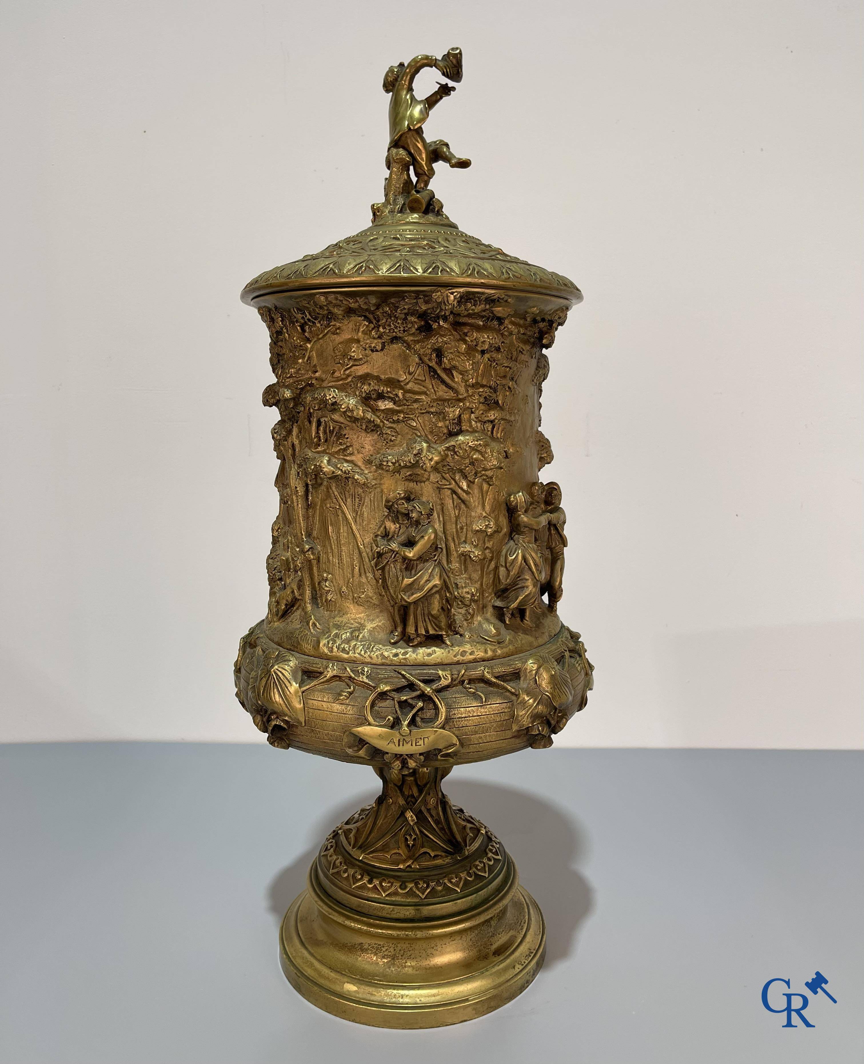 Un imposant pot à tabac en bronze finement travaillée avec les inscriptions "aimer, danser, fumer, boire".<br />
19ème siècle.