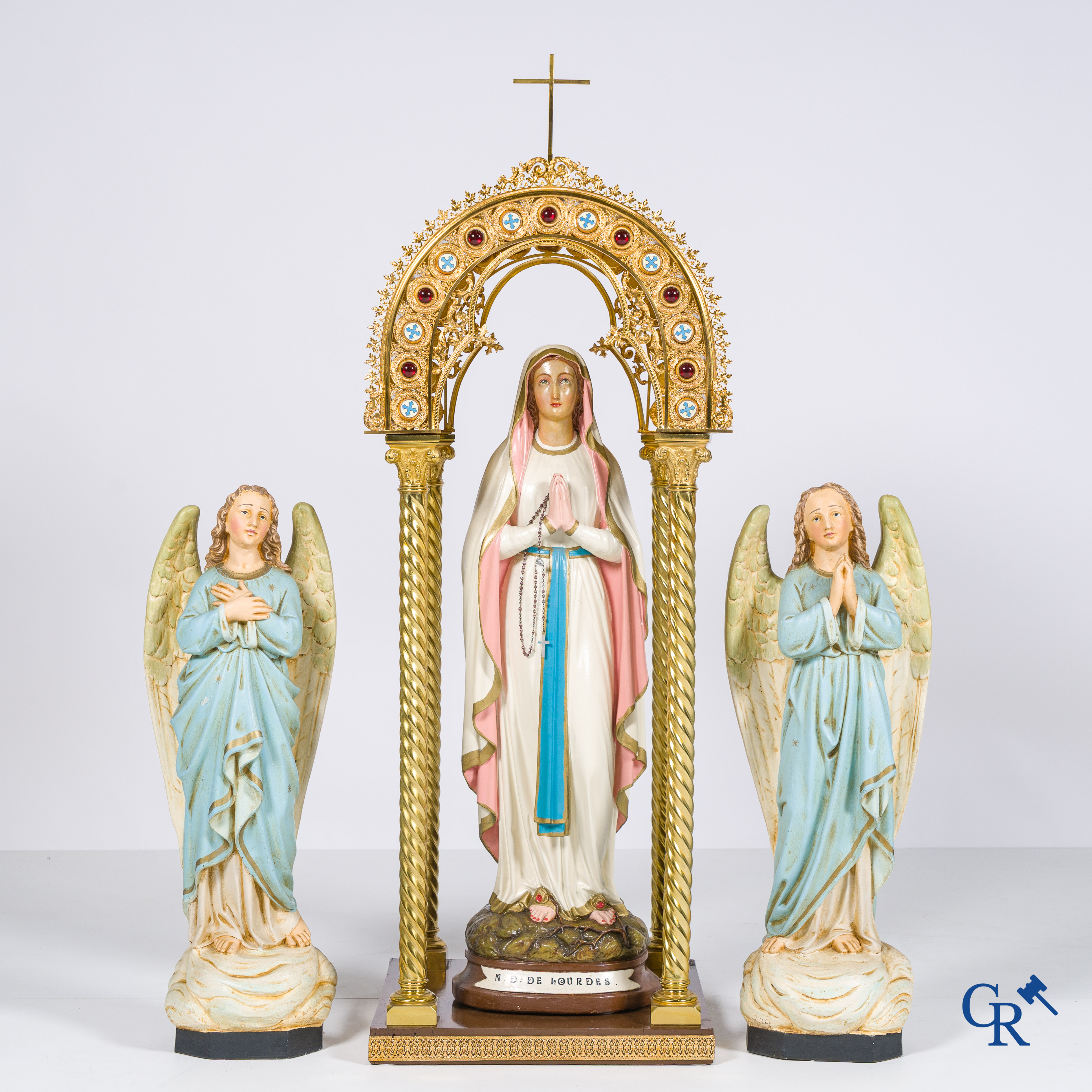 Religieuze objecten, Een fijn bewerkte Neo-gotische nis in brons, ingelegd met champlevé emaille en rode gesteente.