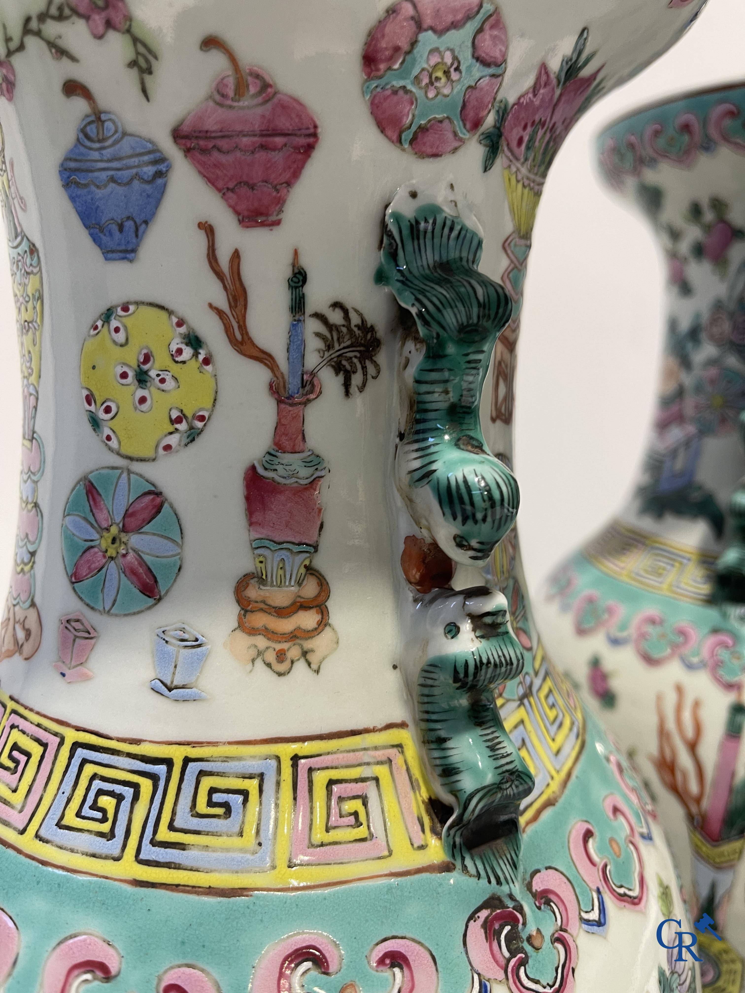 Art Asiatique, porcelaine chinoise. Une paire de vases chinois avec un décor d'antiquités. 19ème siècle.