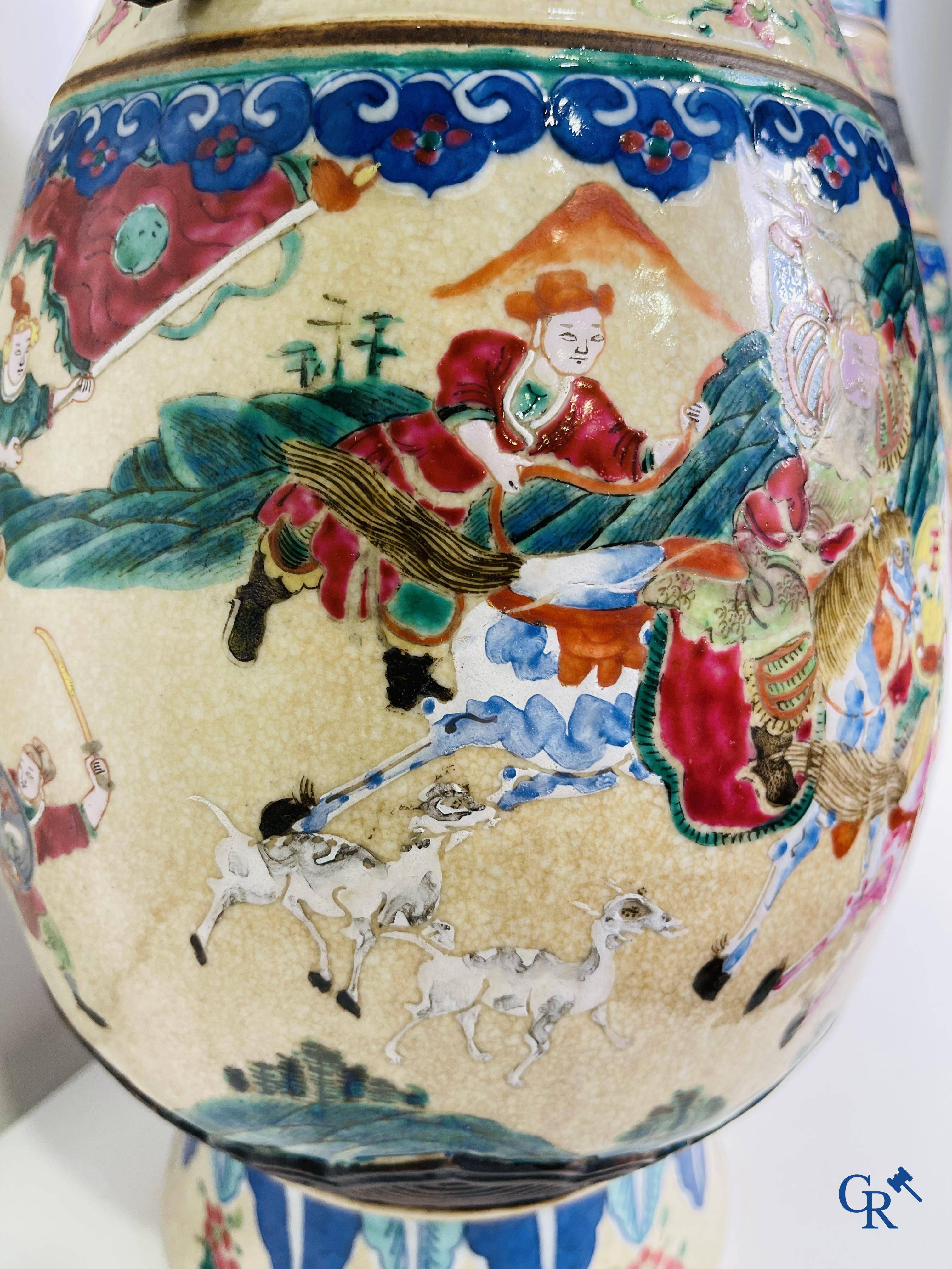 Art Asiatique : Une paire de vases Nanking Chinois décor famille rose.