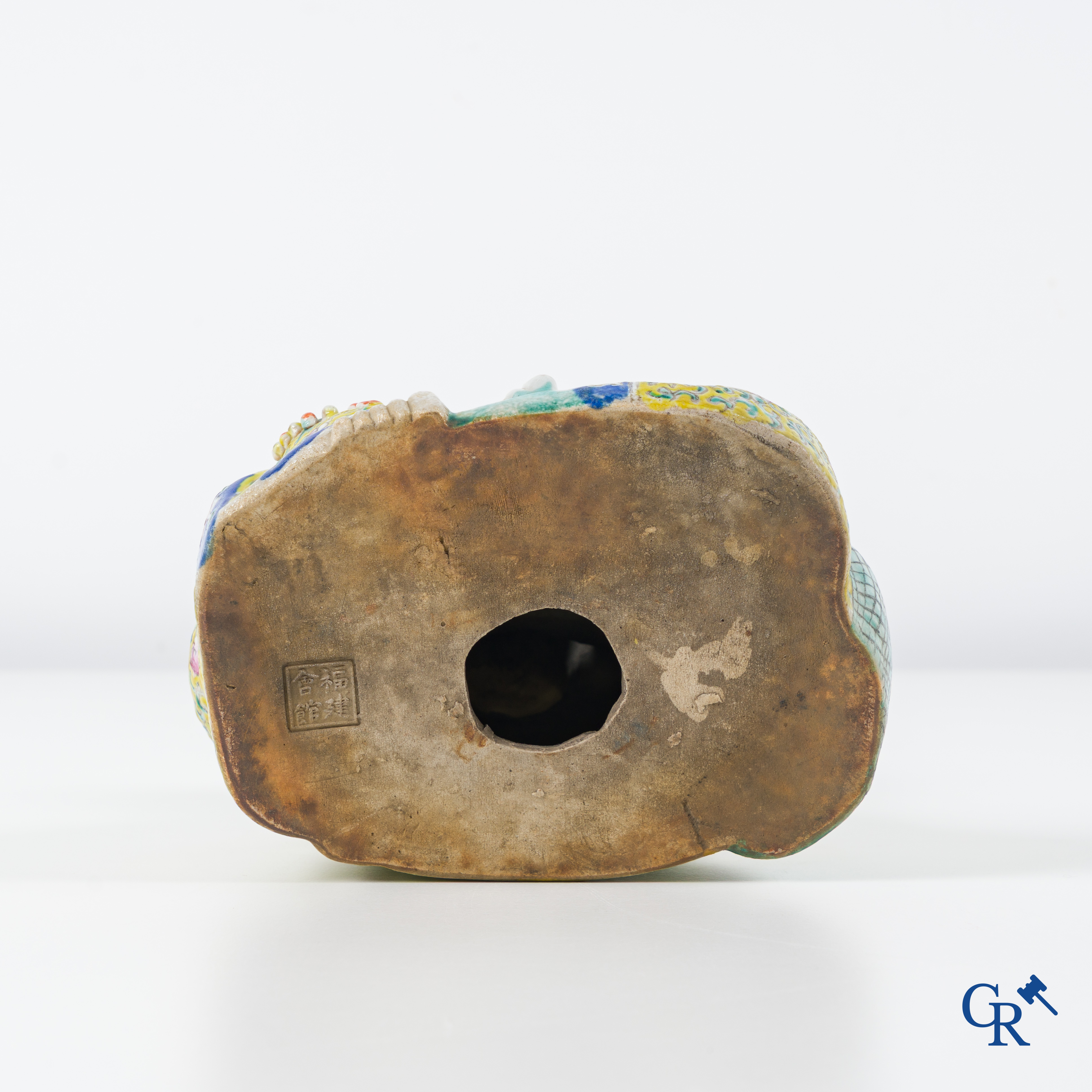 Chinees porselein, een Chinese famille rose figuur van Boeddha, met zegelmerk. 19e eeuw.