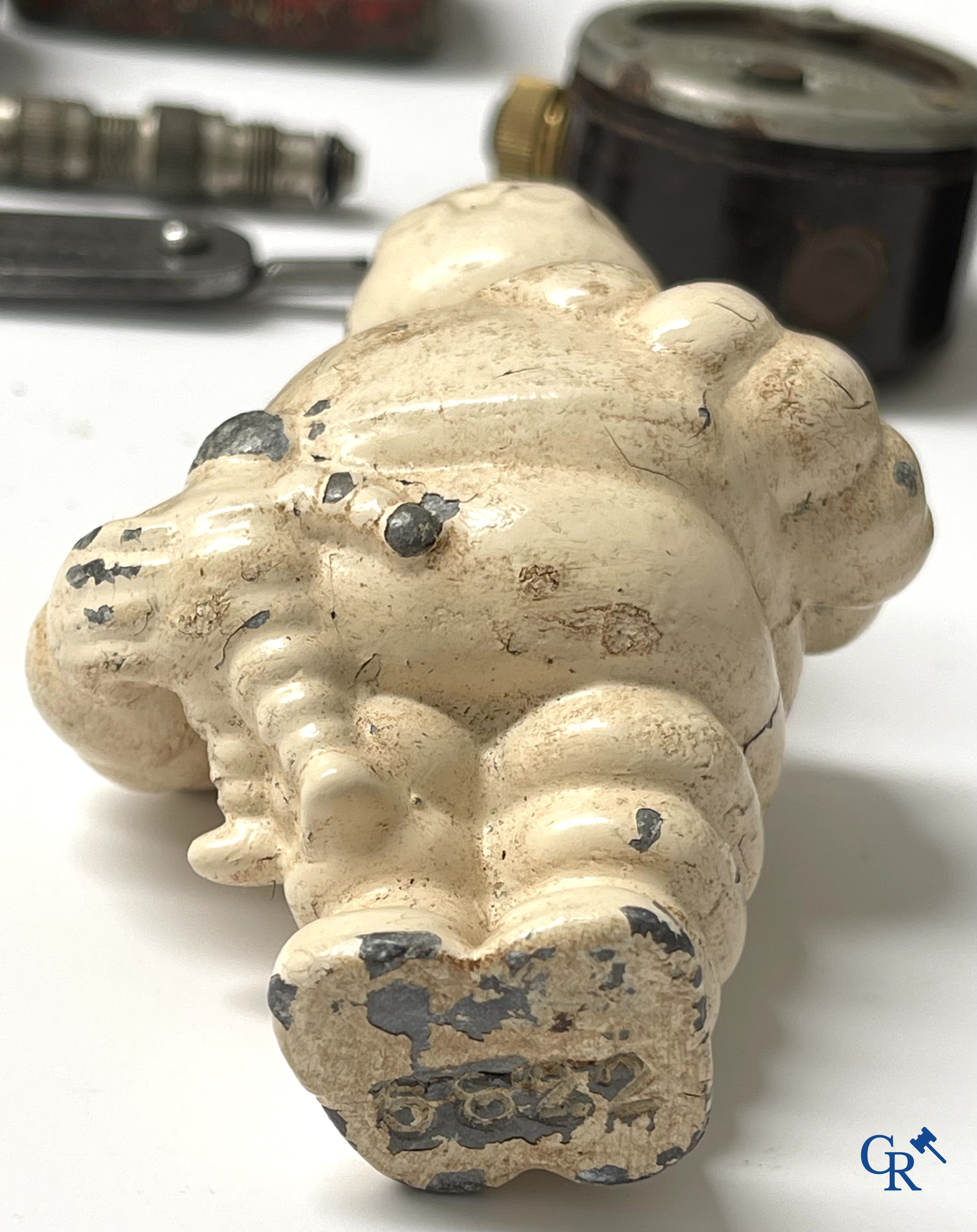 Michelin, een groot lot reclame objecten en meetinstrumenten voor Michelin banden.