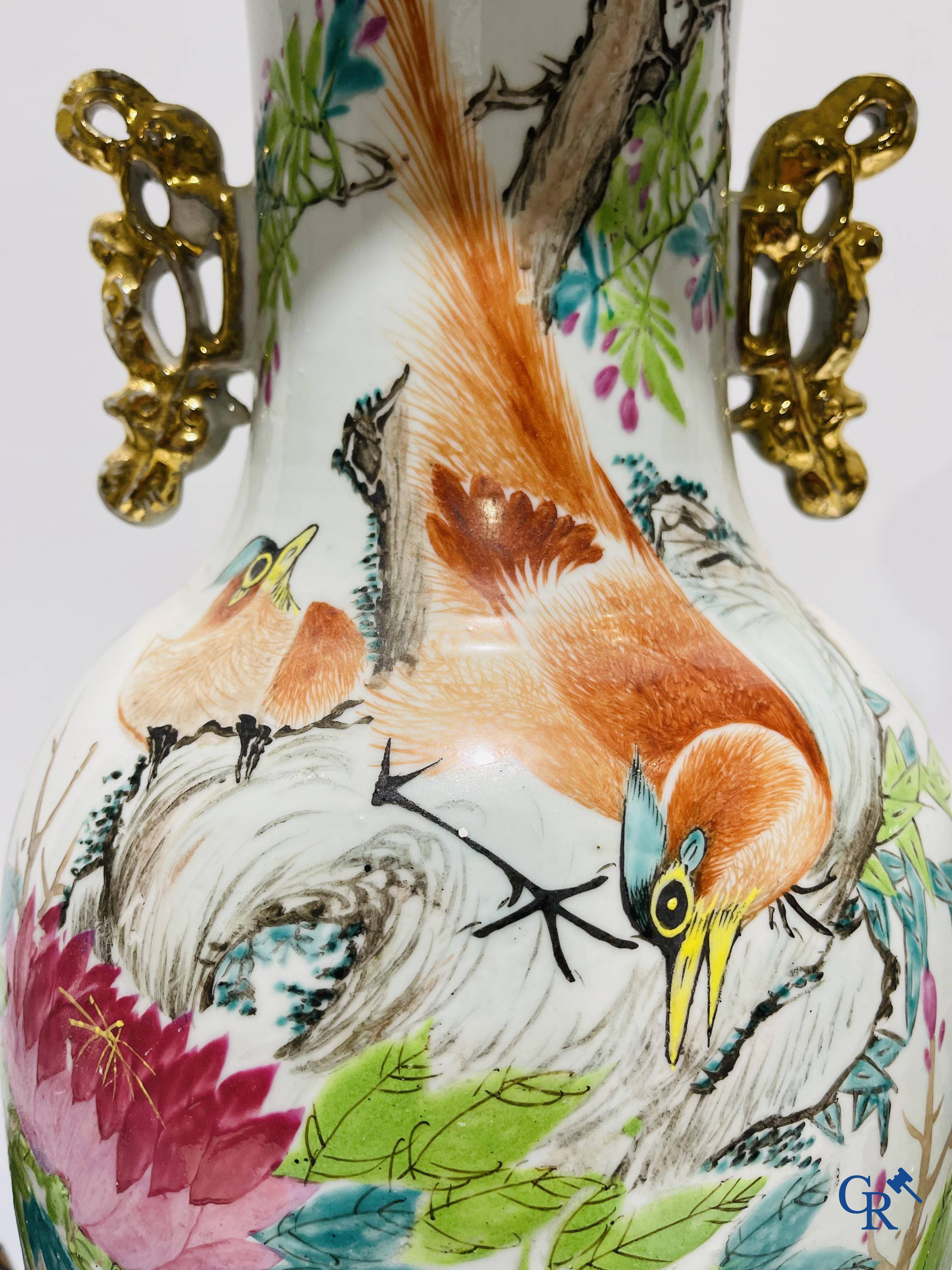 Art Asiatique, porcelaine chinoise. Une paire de vases chinois avec calligraphie.