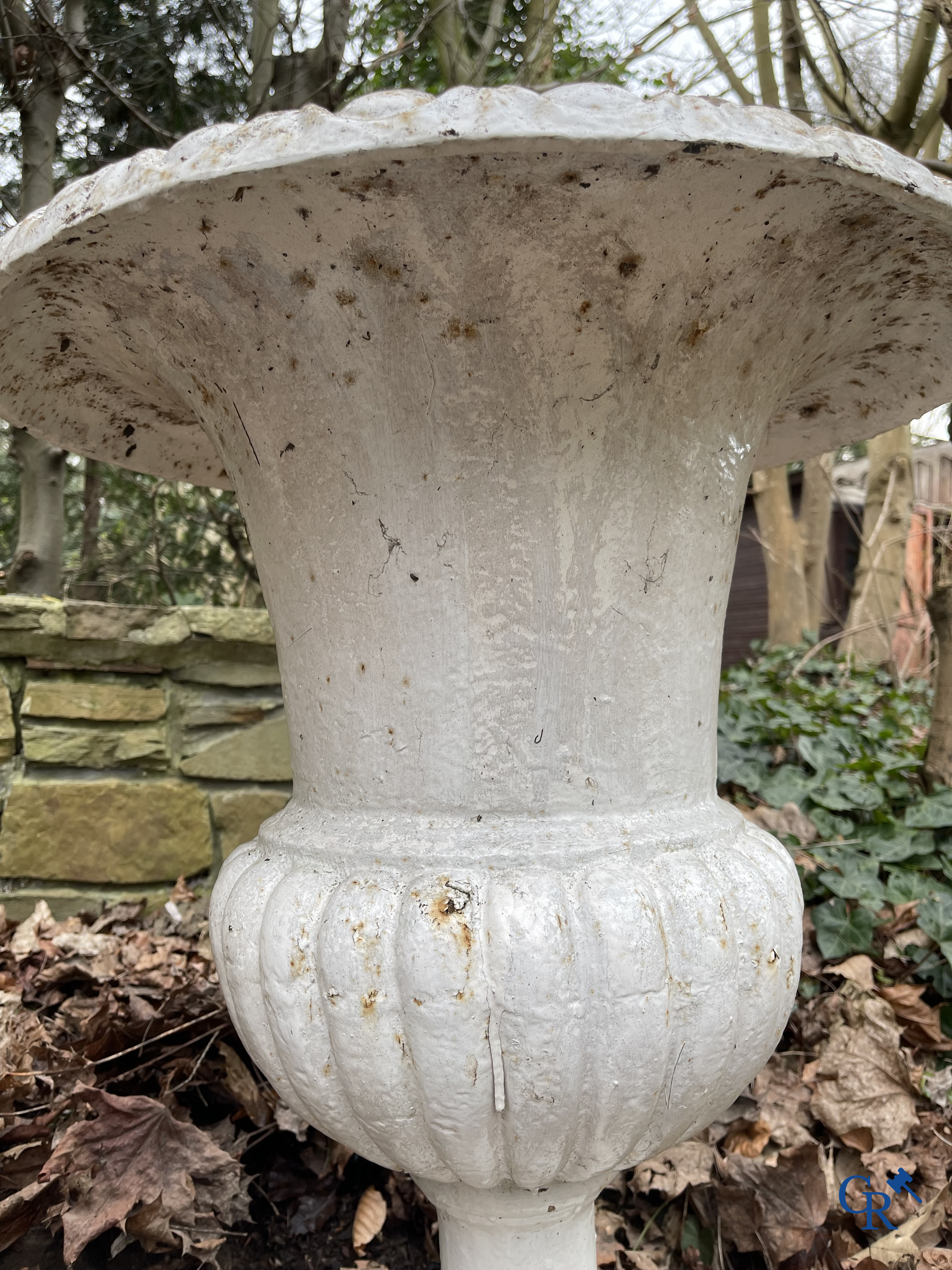 Tuindecoratie: Een paar grote gietijzeren Medici tuinvazen. Eind 19e eeuw.