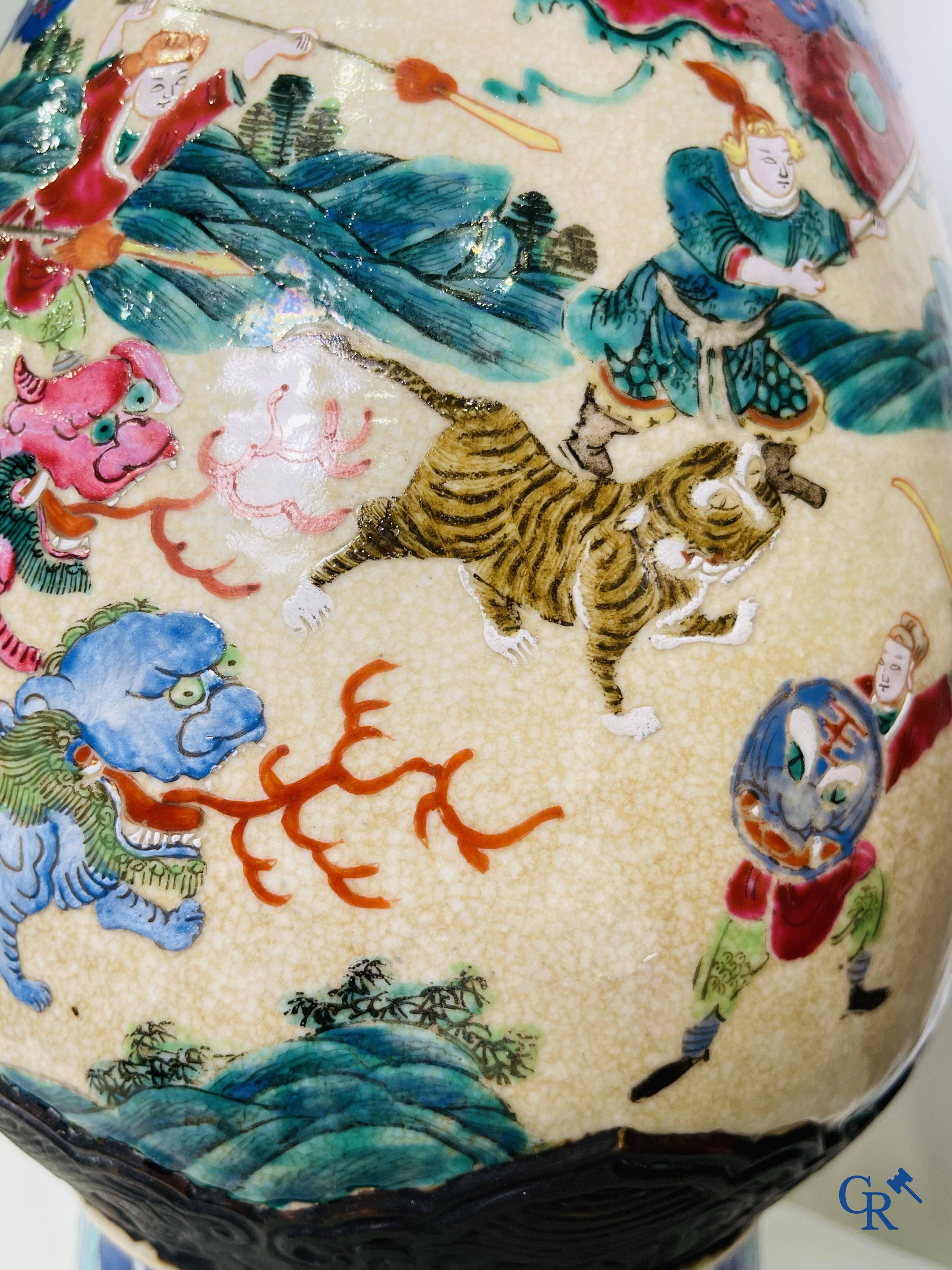 Art Asiatique : Une paire de vases Nanking Chinois décor famille rose.