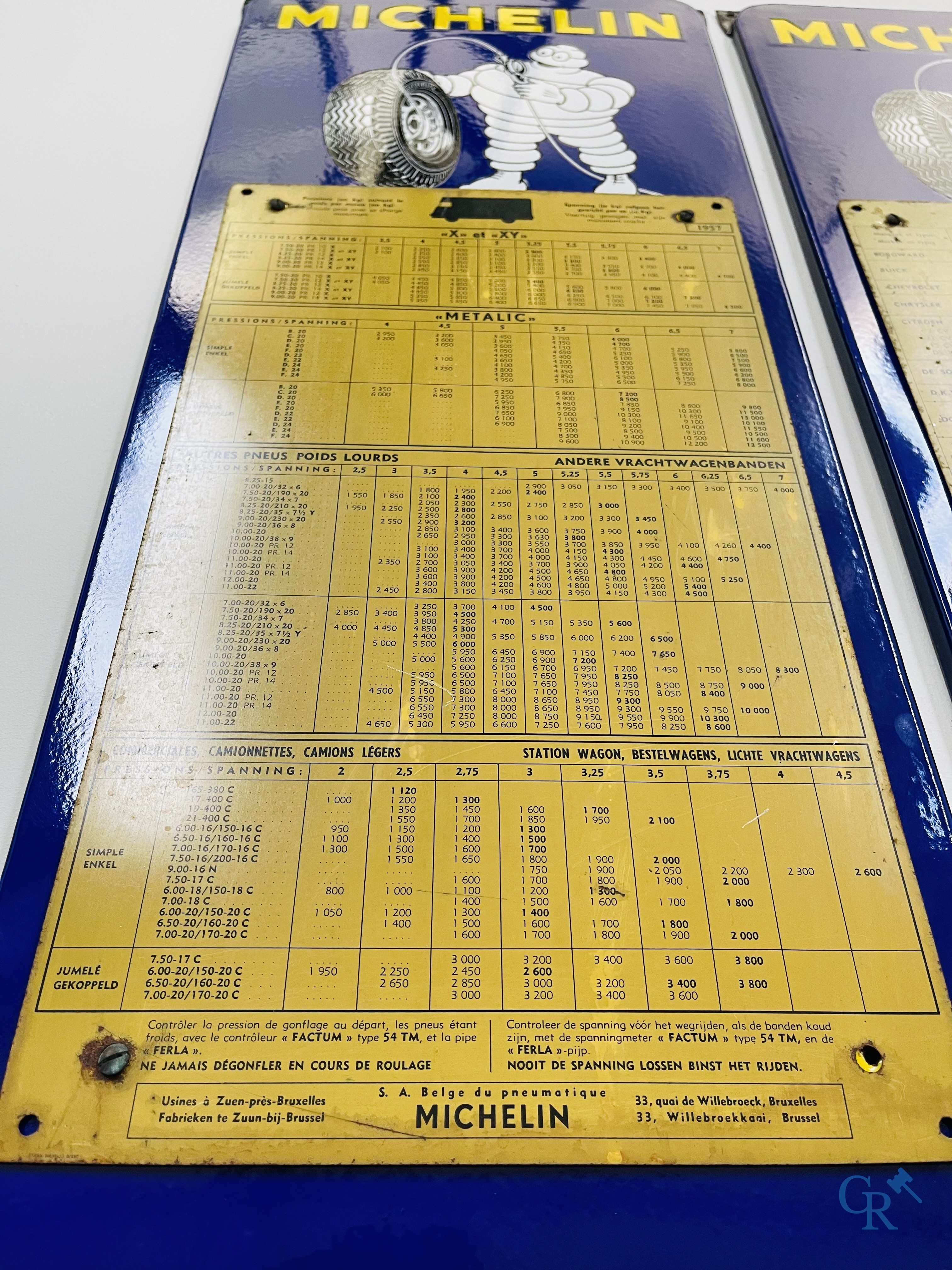 Michelin, een paar emaille borden met bandendruk paneel in blik voor auto en vrachtwagen. Emaillerie Belge 1954.