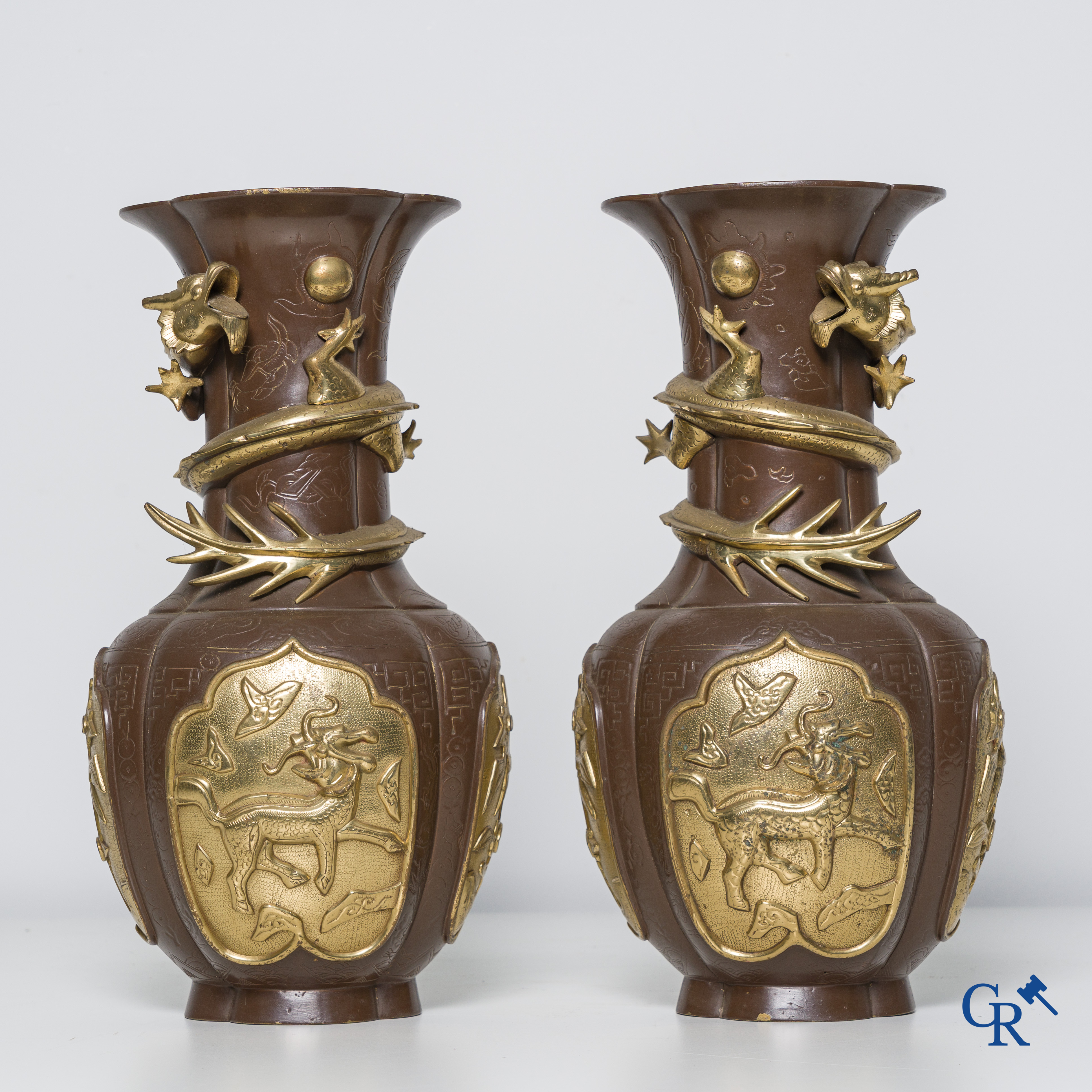Aziatica, 2 bronzen Chinese vaasjes met drakendecor. Gemerkt.