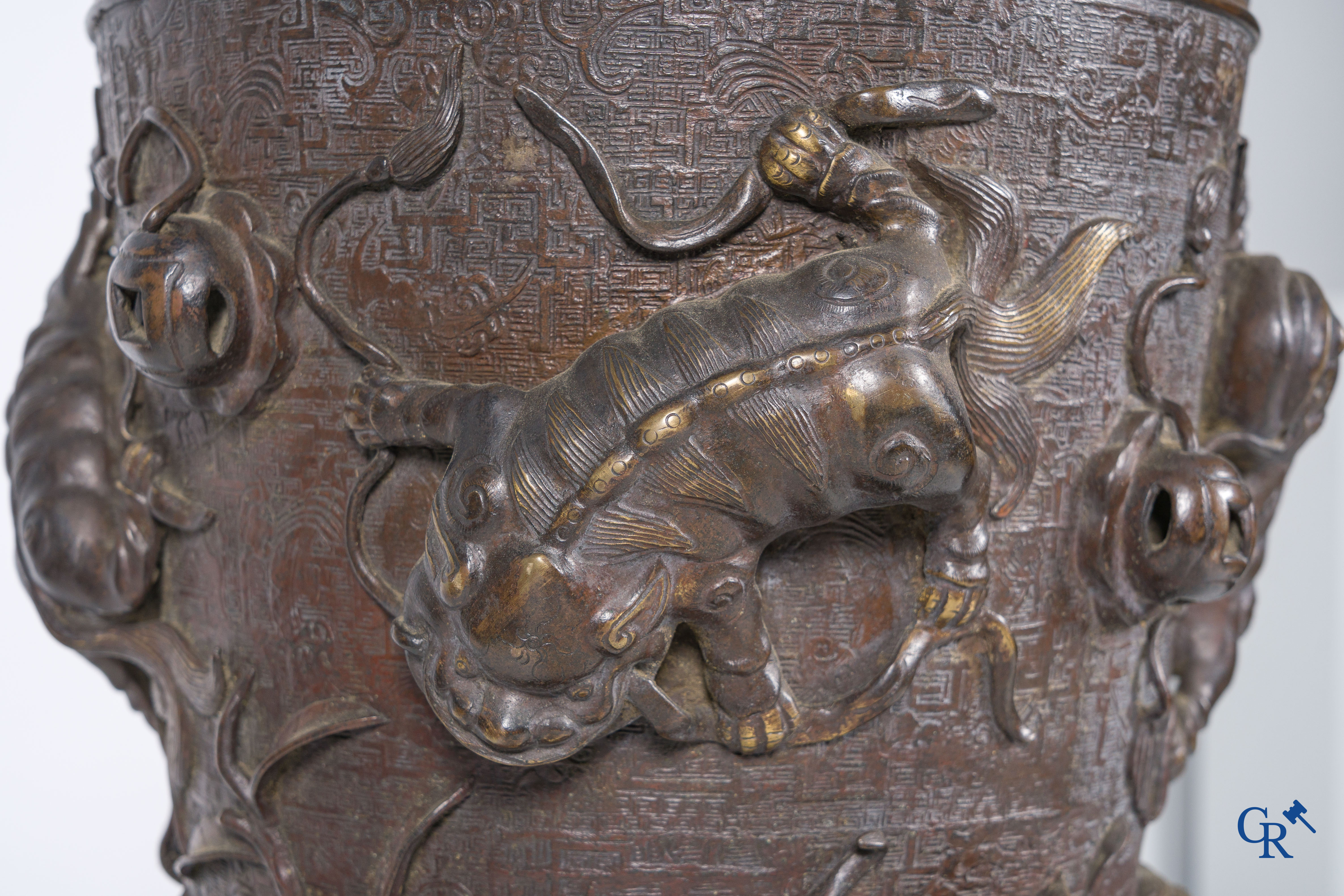 Aziatica, een imposante bronzen Chinese vaas op een sokkel in Chinees hardhout.