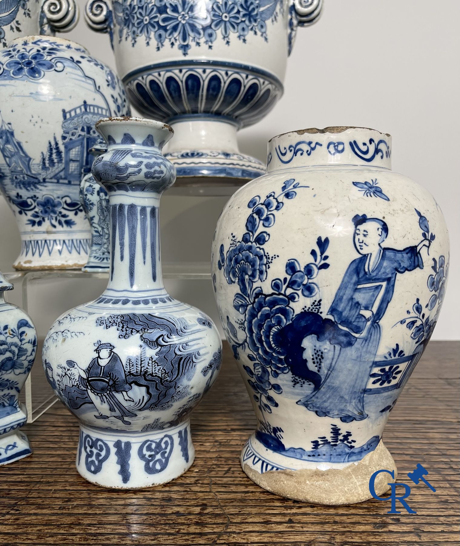 Delft : 11 pièces en faïence bleu et blanc aux décors différents. XVIIe - XVIIIe siècle.