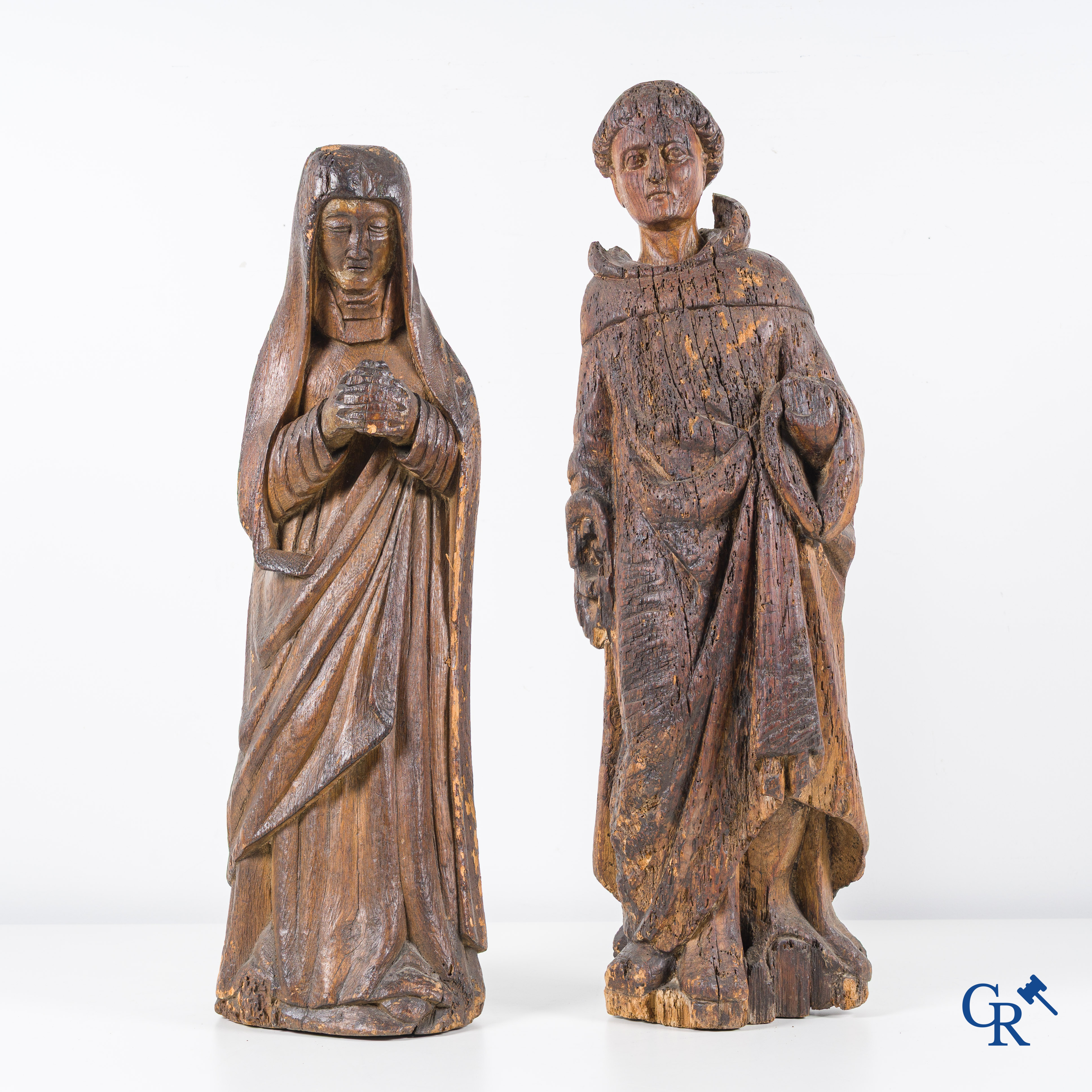 Religieuze objecten, 2 antieke houten heiligbeelden en een grote broderie met religieuze taferelen.