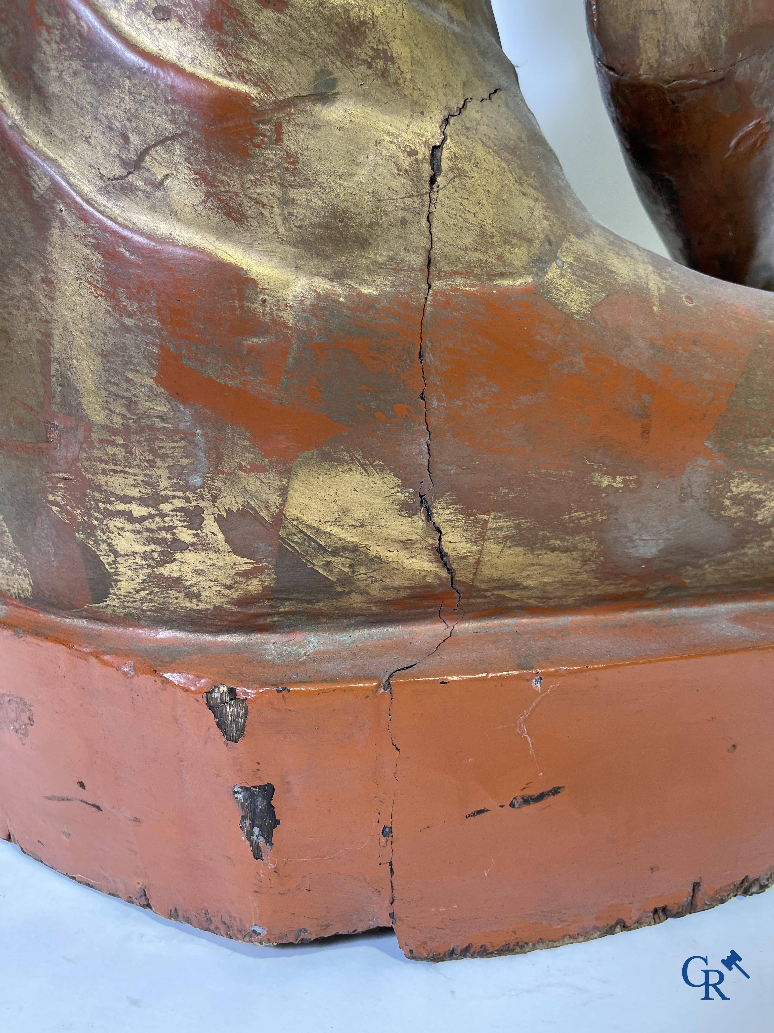 Imposing wooden lacquered Bouddha. Burma, 19th century.