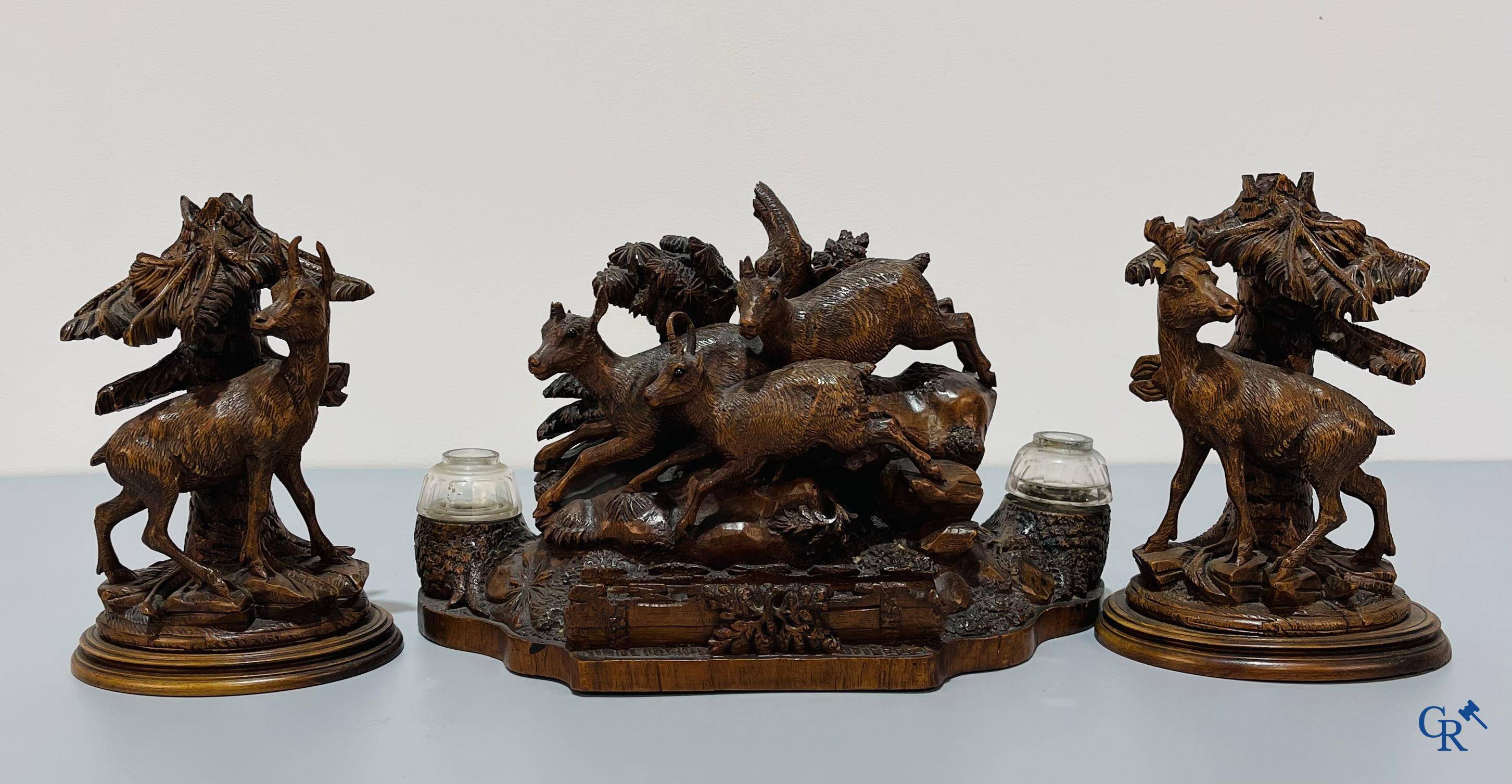 3 delig inktstel met gemzen en een staand hert in Zwarte Woud houtsnijwerk. Eind 19e eeuw.