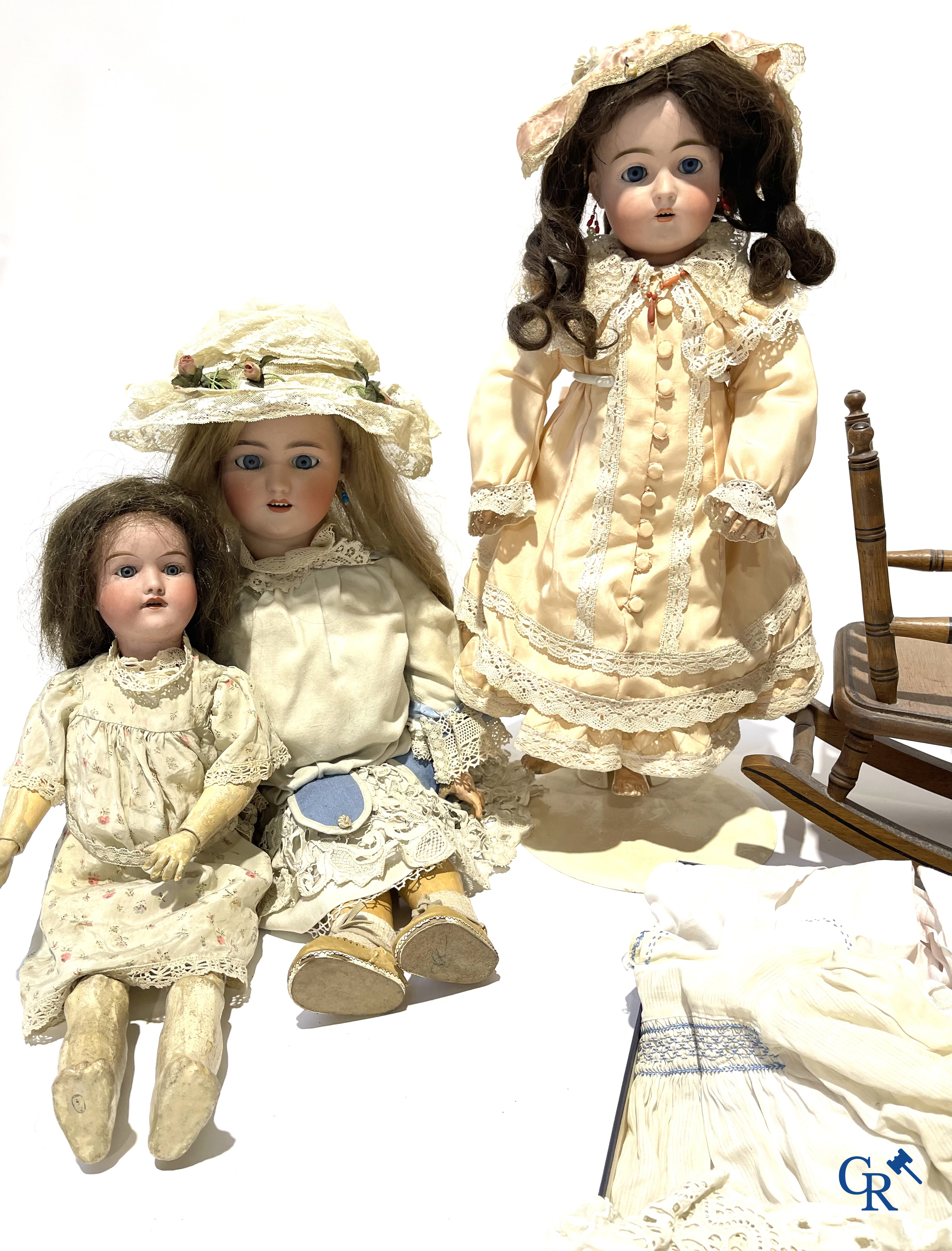 Old toys, a lot of 4 antique dolls with porcelain head, doll attributes, clothes and others.