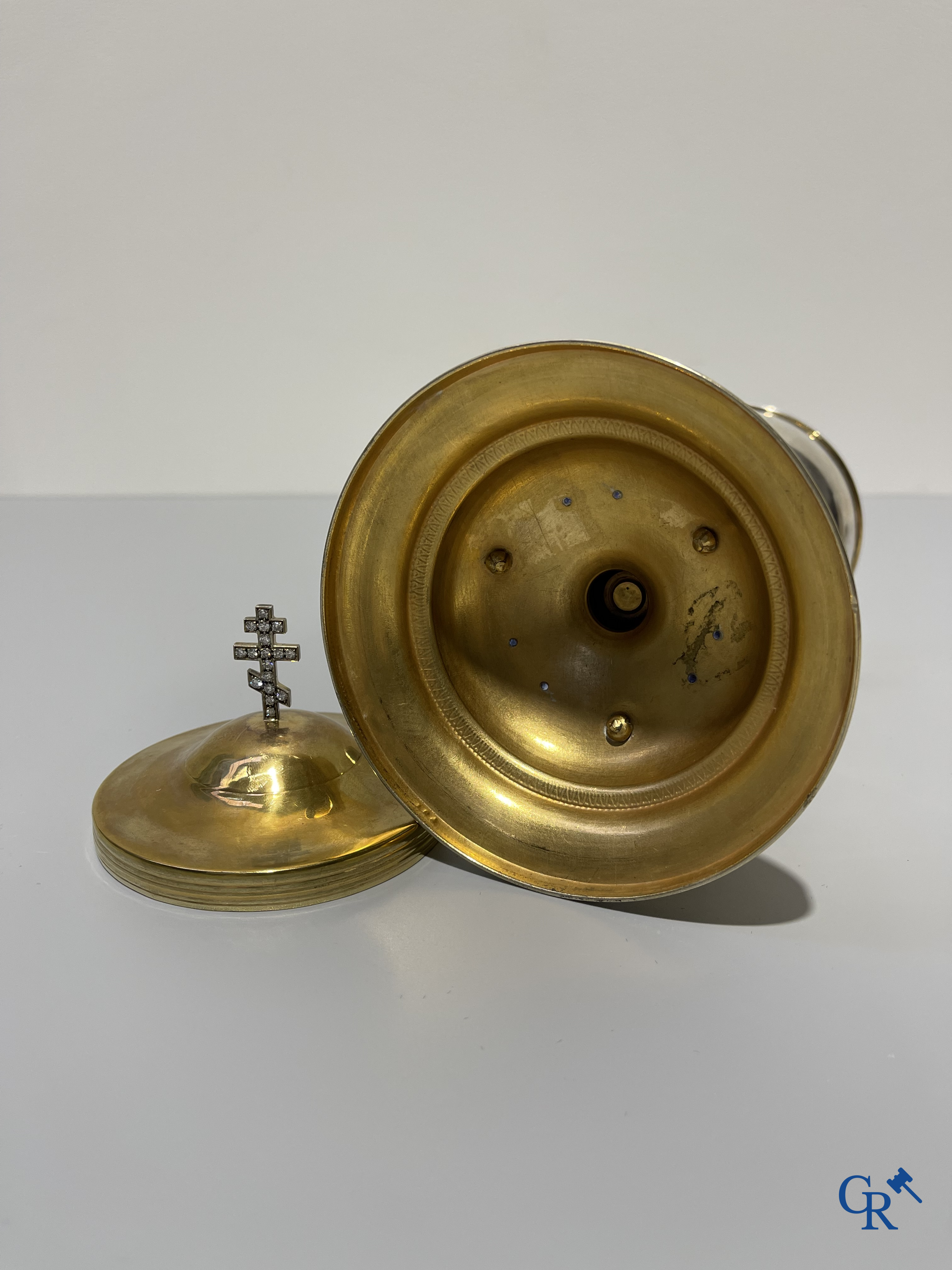 Religious objects, a ciboria partly in silver vermeil set with 17 brilliant cut diamonds. 1st grade. 19th century.