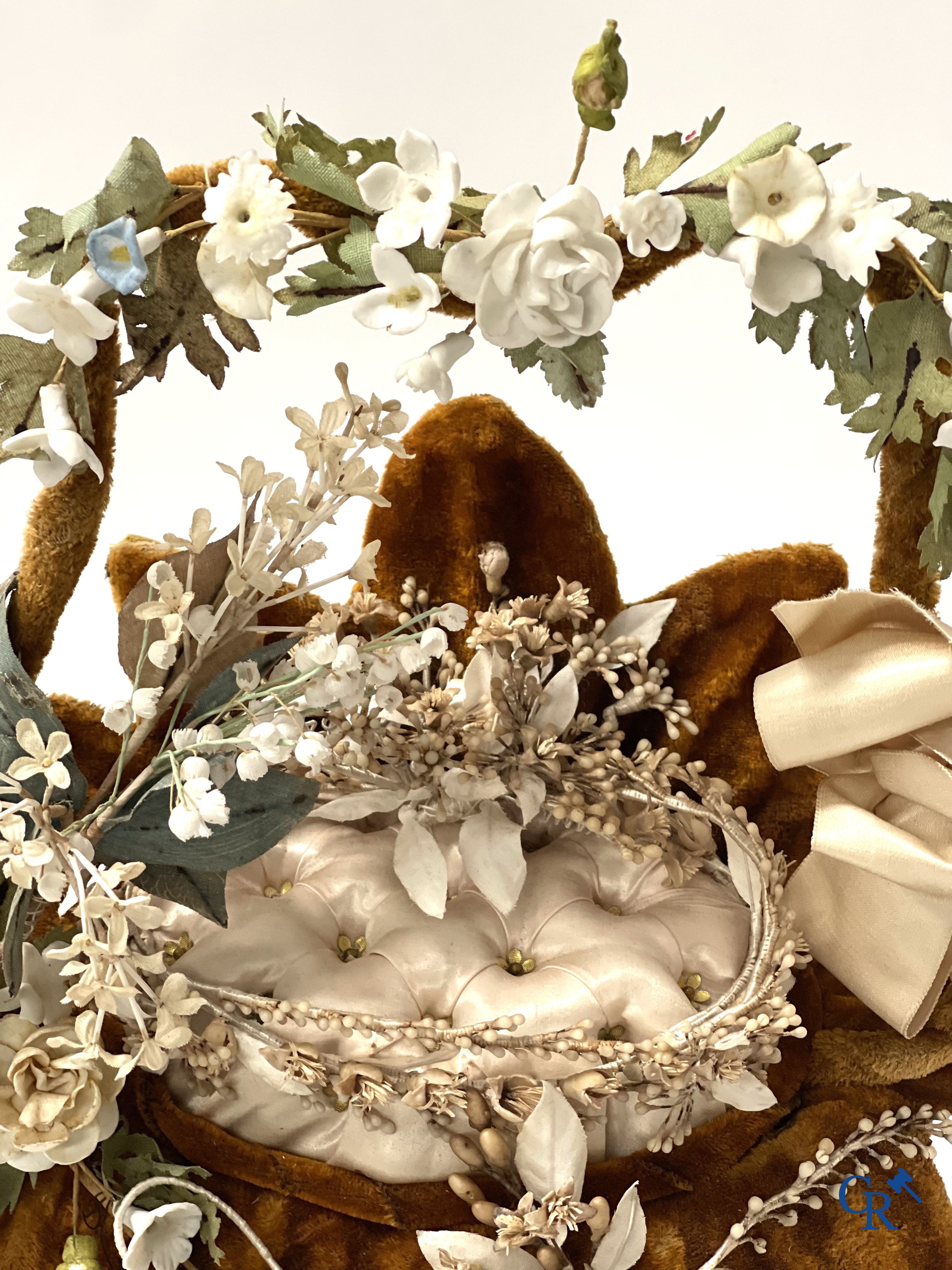 2 exceptional globes in glass with a wedding bouquet in basket shape, decorated with flowers in fine porcelain. Circa 1900.