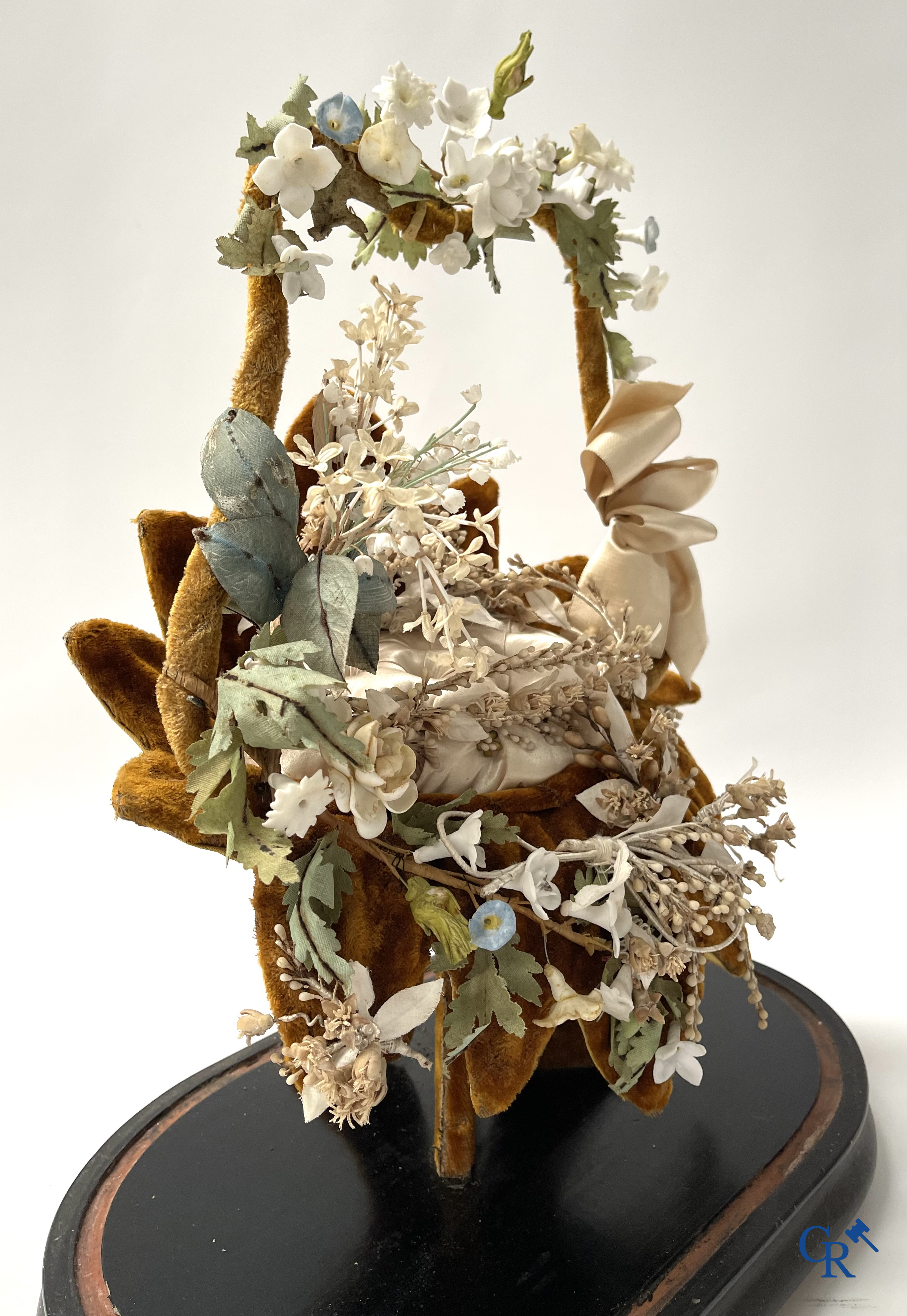 2 exceptional globes in glass with a wedding bouquet in basket shape, decorated with flowers in fine porcelain. Circa 1900.