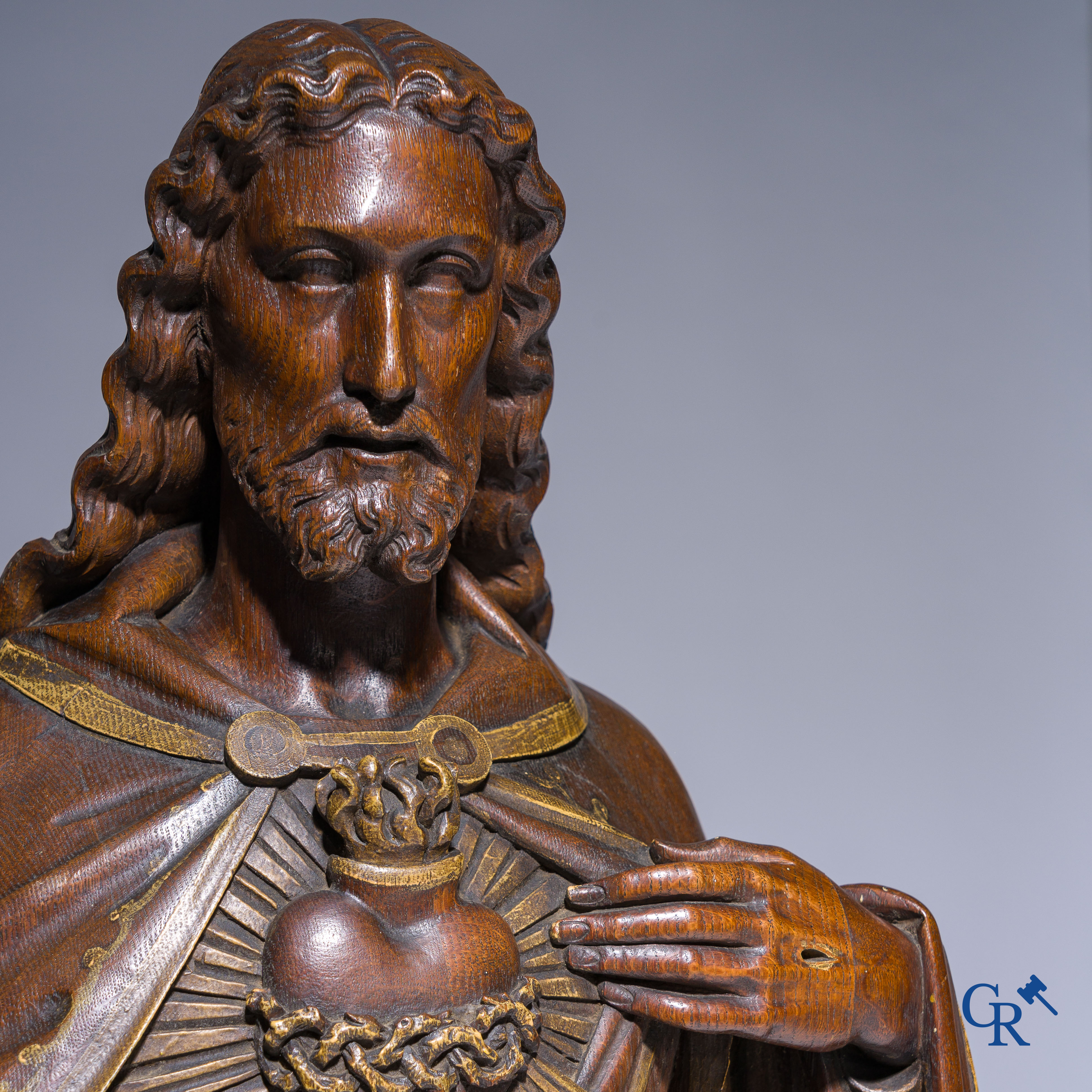 Objets religieux, une représentation en chêne sculpté de Jésus-Christ au Sacré-Cœur. XIXème siècle.