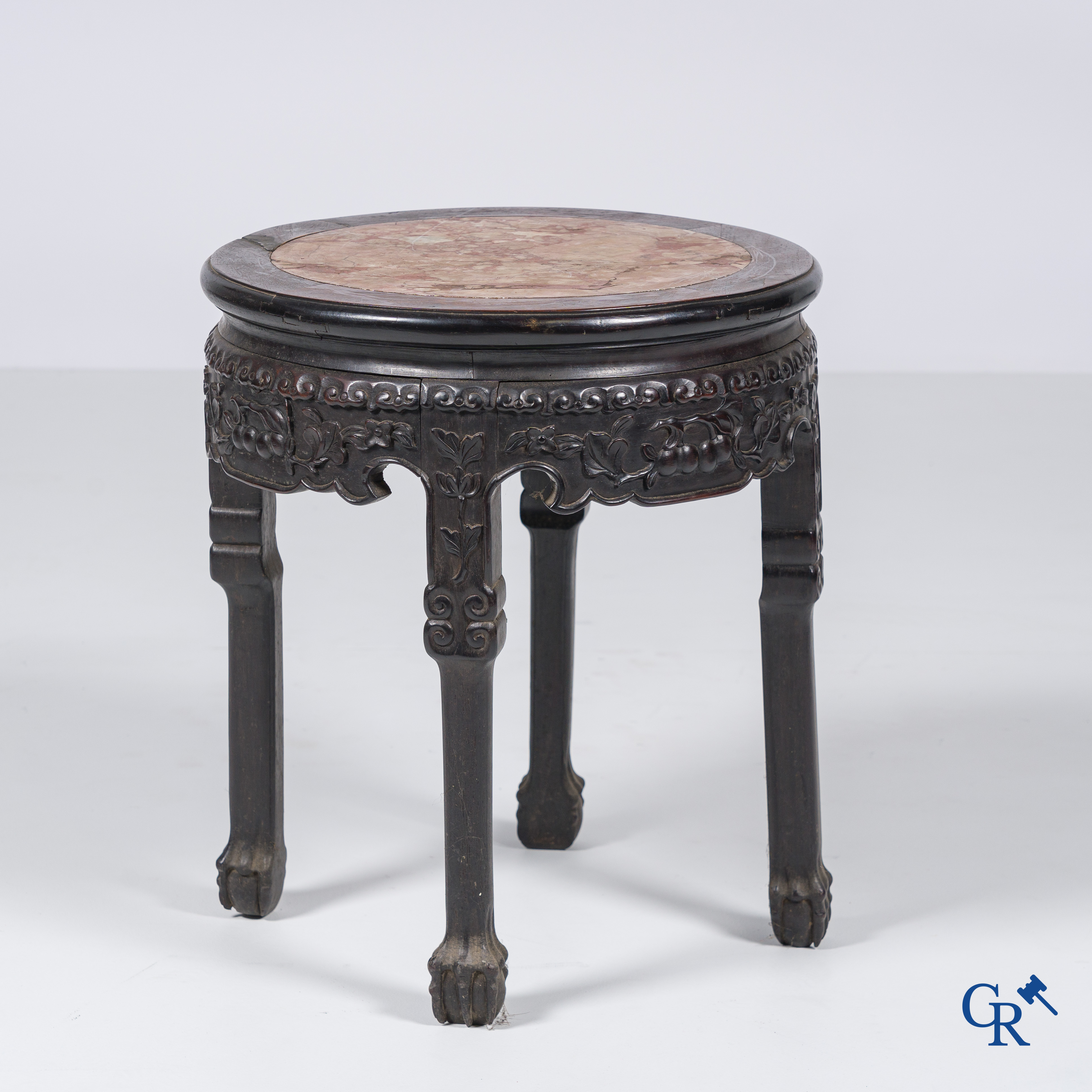 Aziatica, een imposante bronzen Chinese vaas op een sokkel in Chinees hardhout.