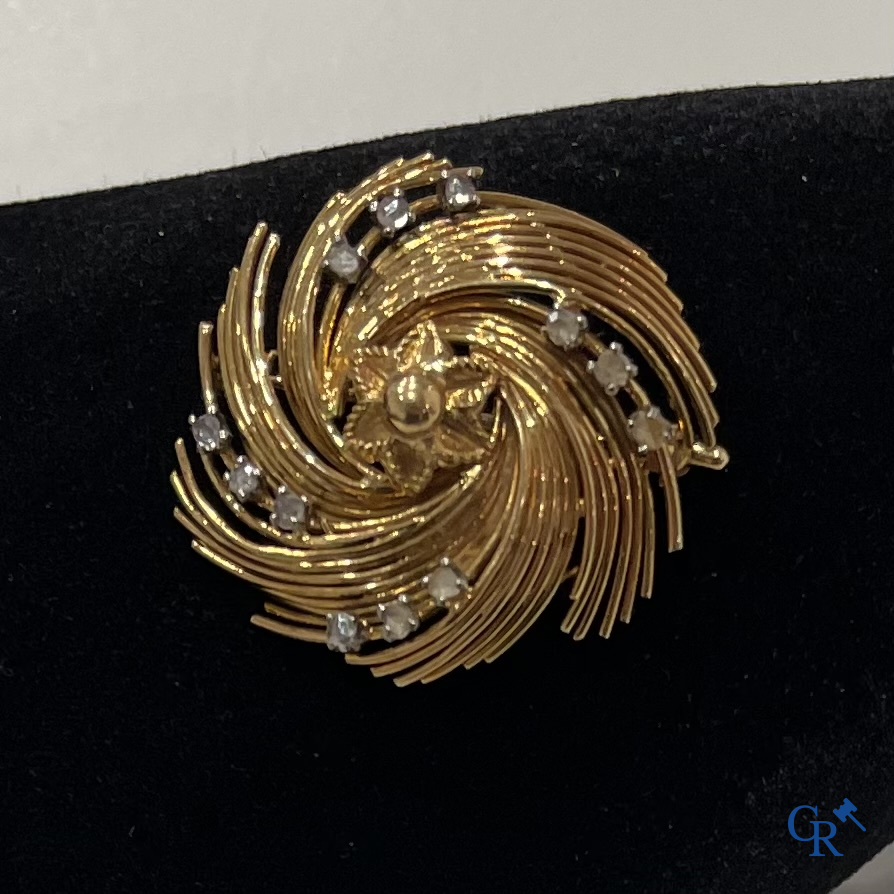 Jewellery, watches, a brooch in gold 750°/00 set with small diamonds.