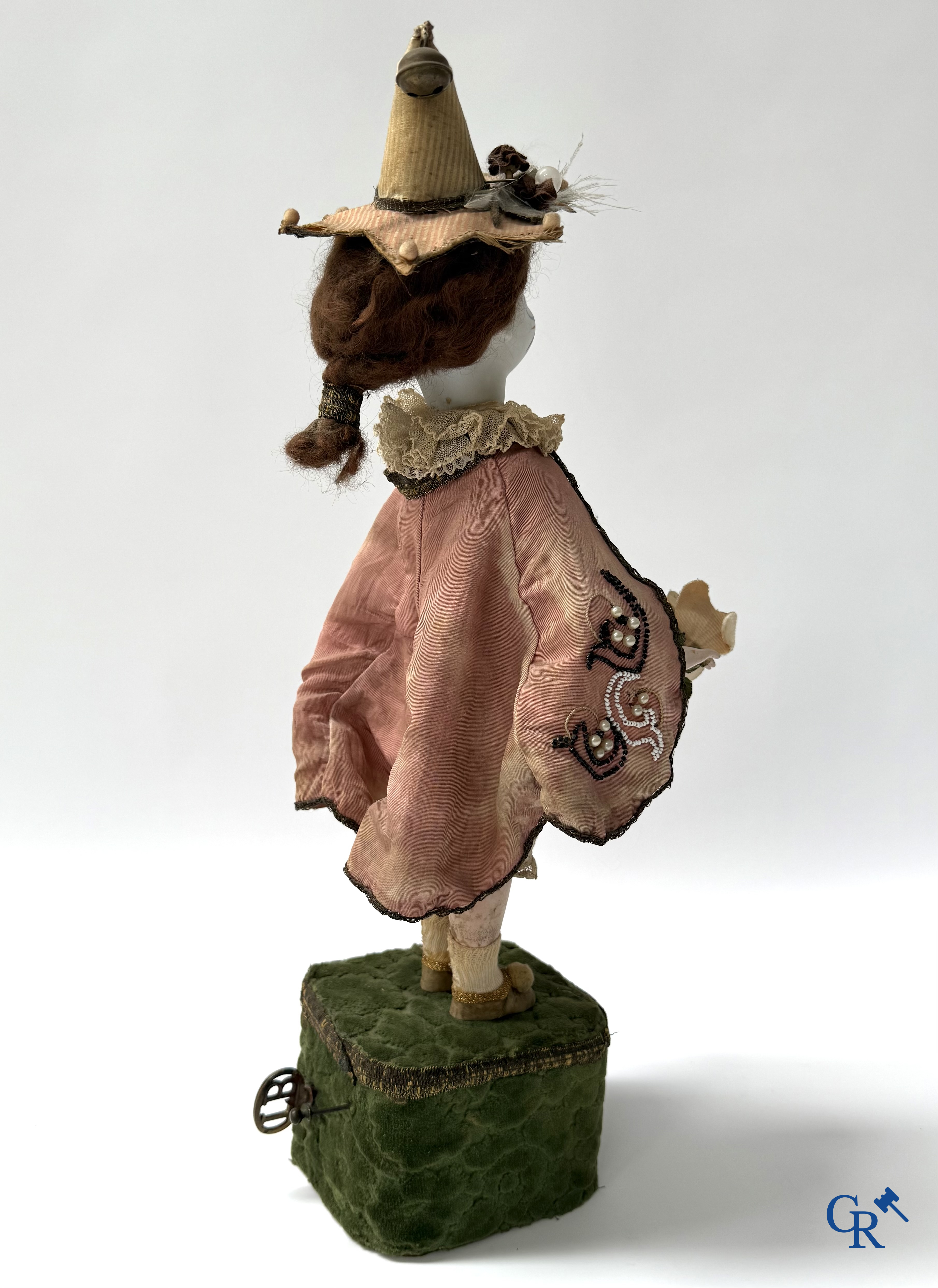 Lambert, Automaat. Clown met bewegingsmechanisme, muziek en porselein hoofd. Circa 1900.