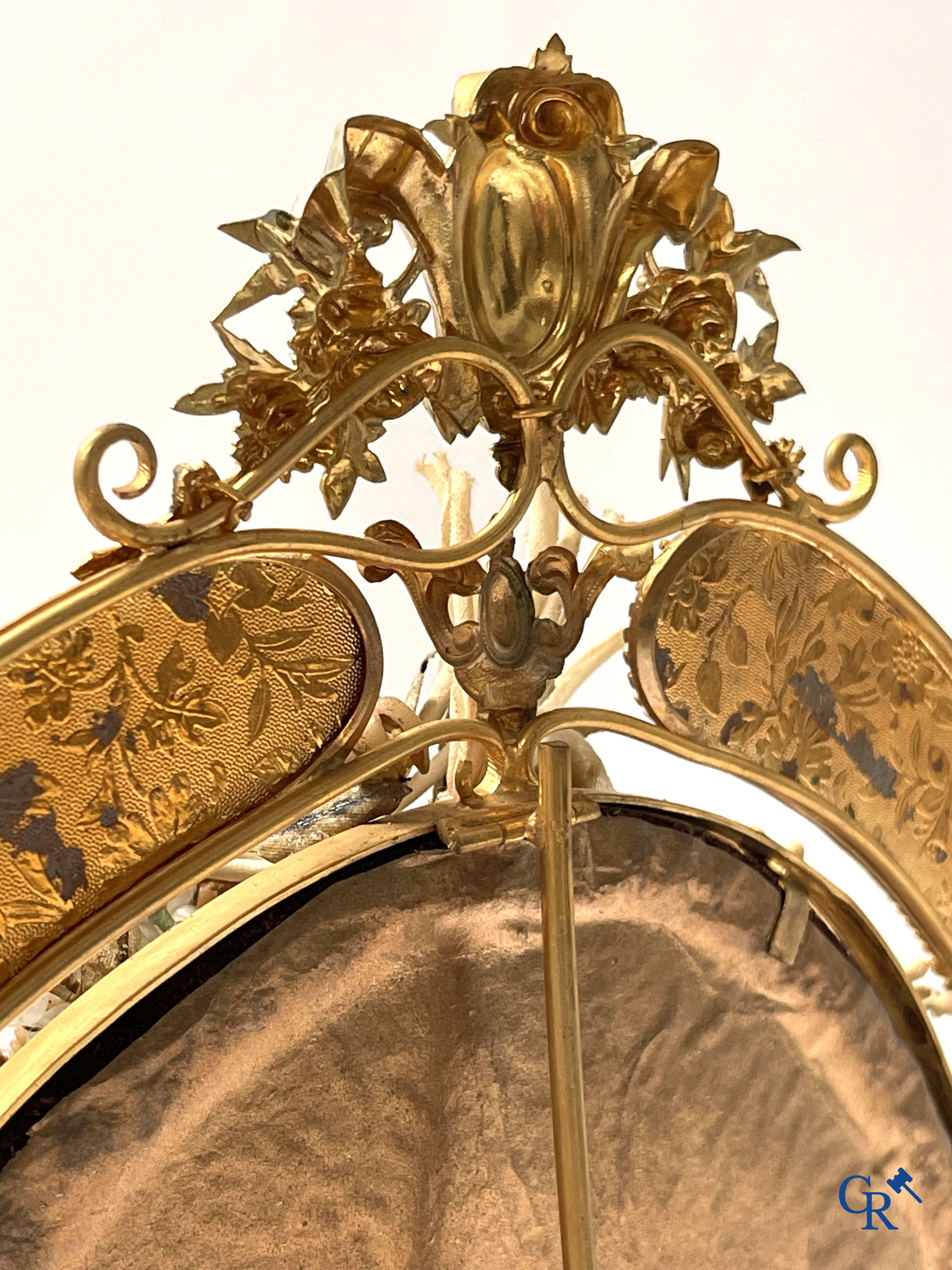 An exceptional glass dome with a bridal bouquet. Mirrors in gilded and silvered brass. Circa 1900.