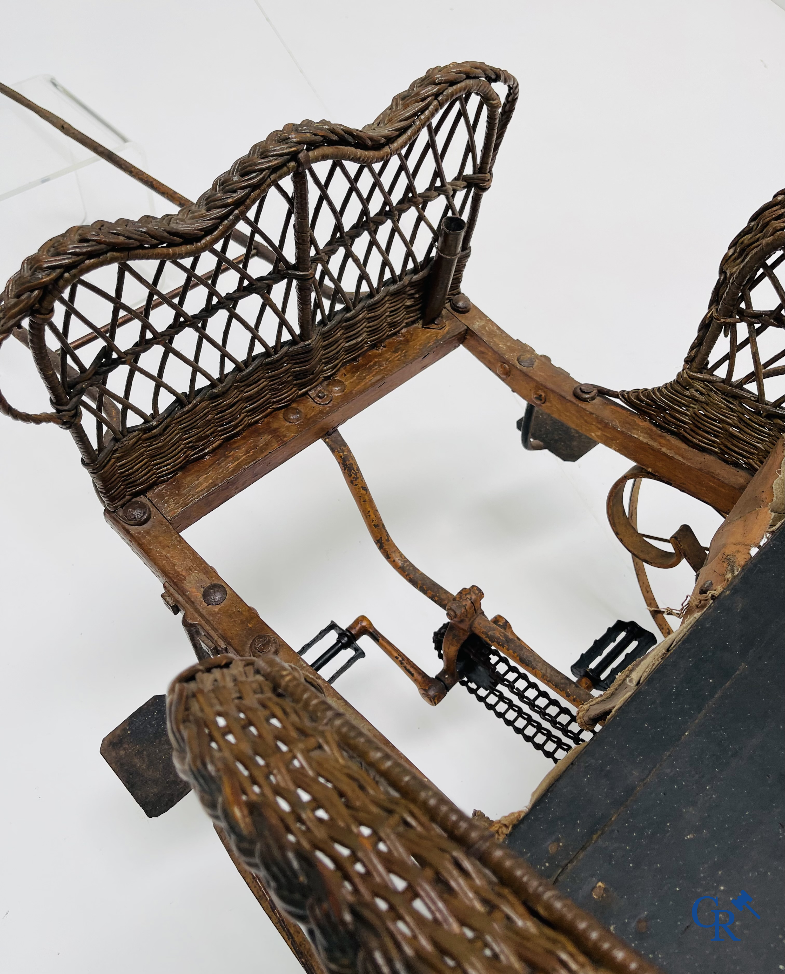 Zeldzame mechanische kinderkar in gevlochten riet en beschilderd metaal ontworpen door Peugeot. Circa 1900.