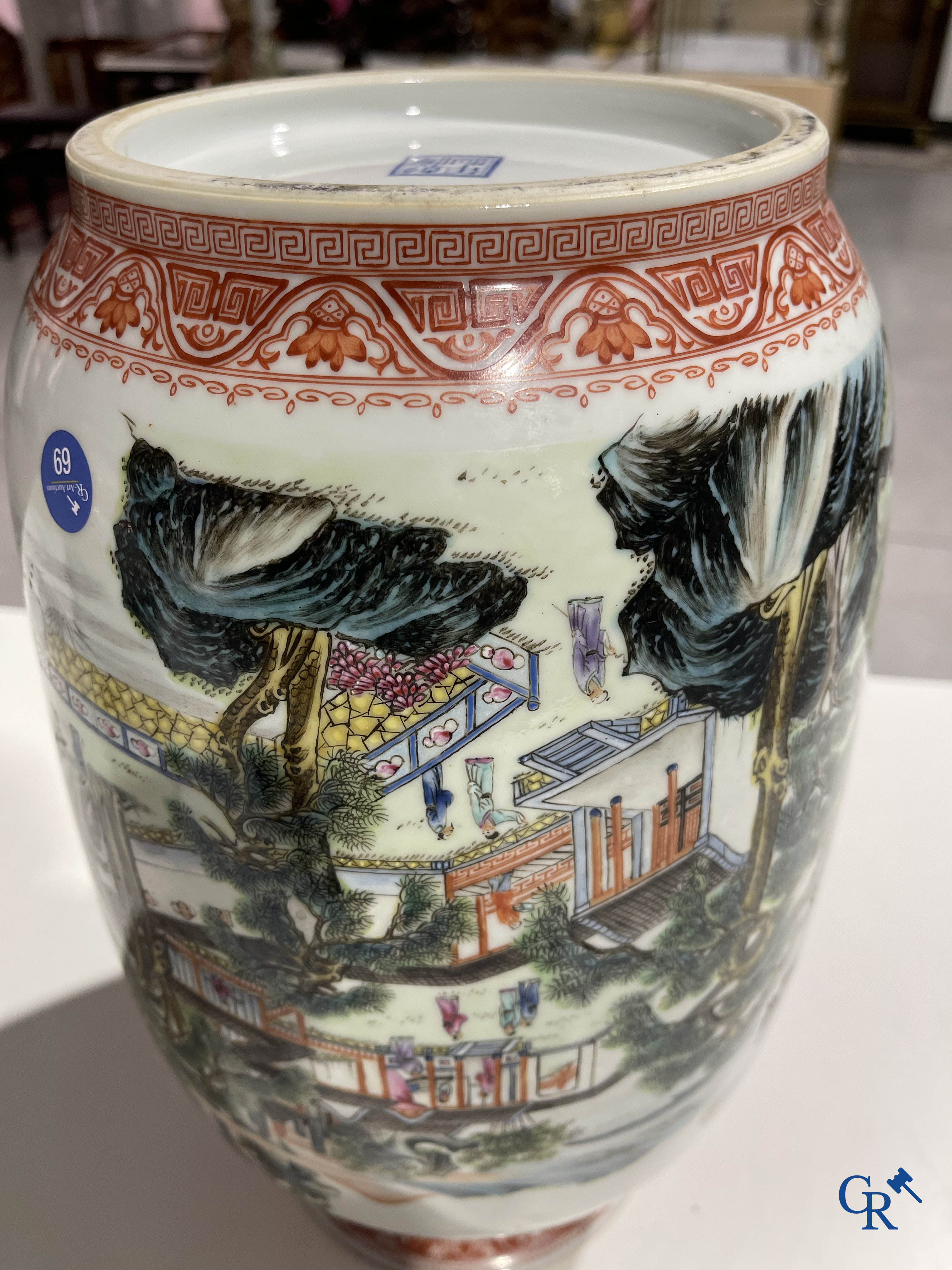 Art Asiatique, porcelaine chinoise. Une paire de vases chinois avec un décor de chevaux et de personnages.