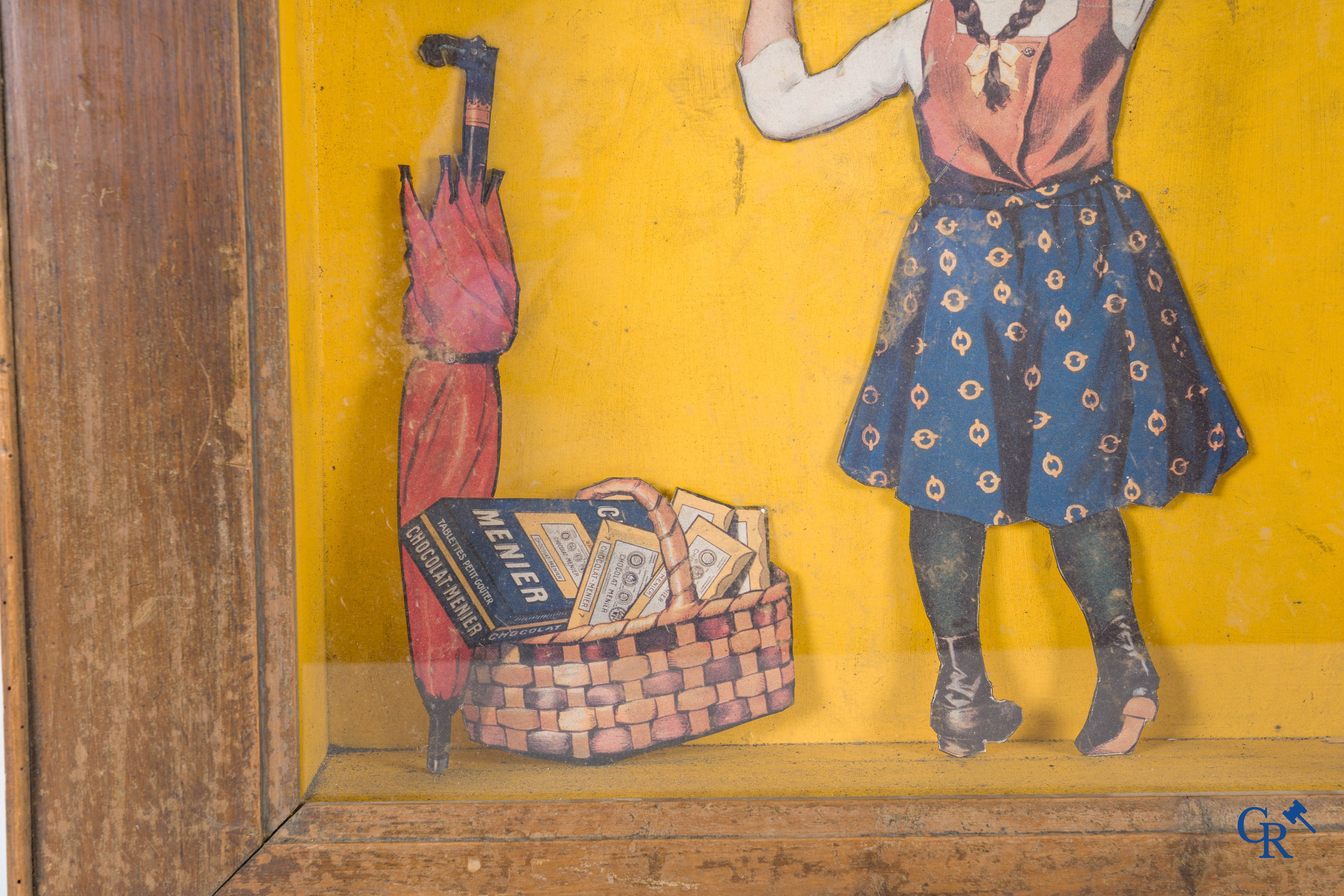 Chocolat Menier, Mooie publiciteits vitrine in reliëf voor Menier chocolade, waarschijnlijk artisanale makelij.