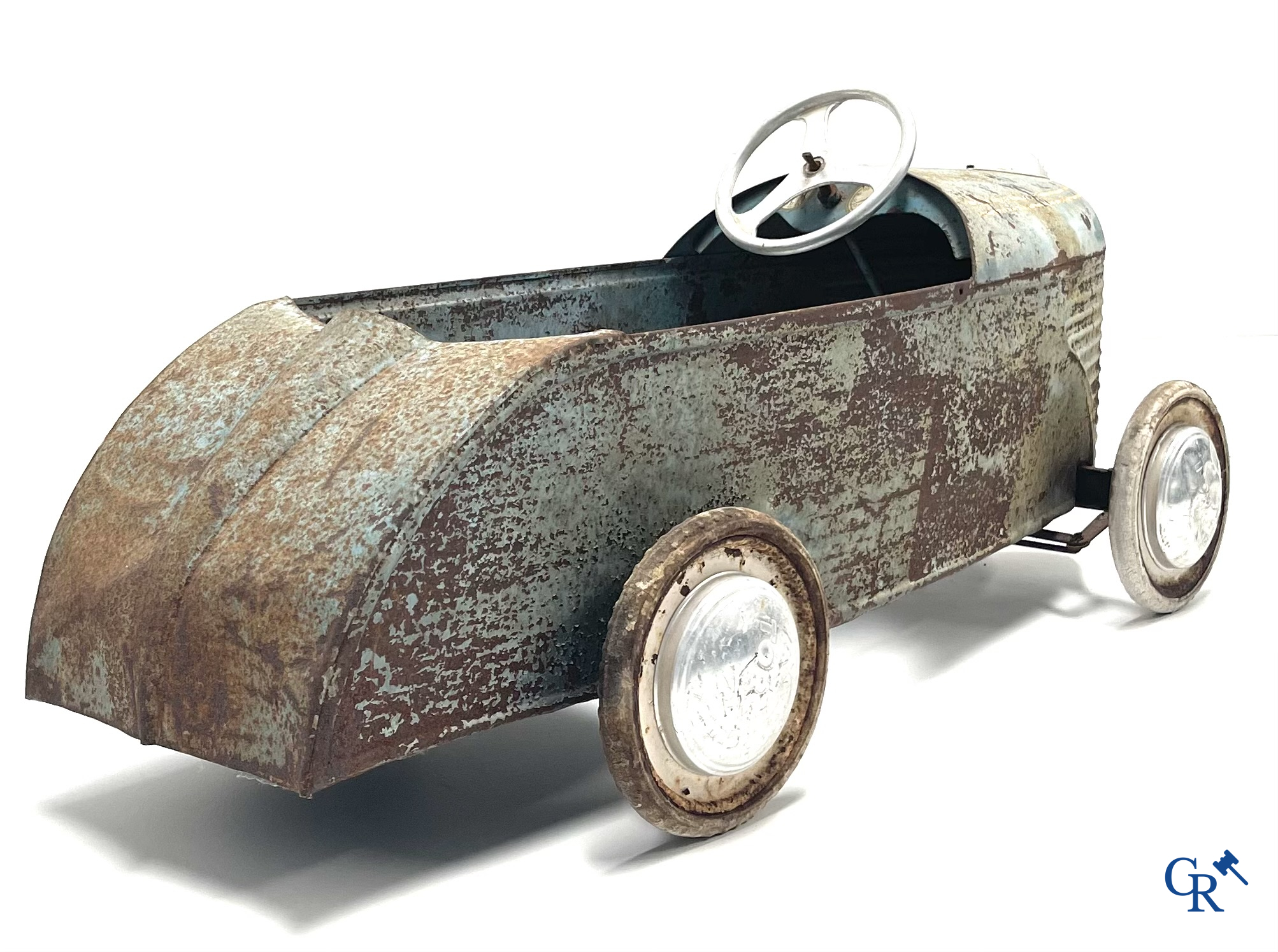 Torck, Deinze. Een trapauto in originele blauwe en witte beschildering. Met kilometerteller en uurwerk. Jaren '40.