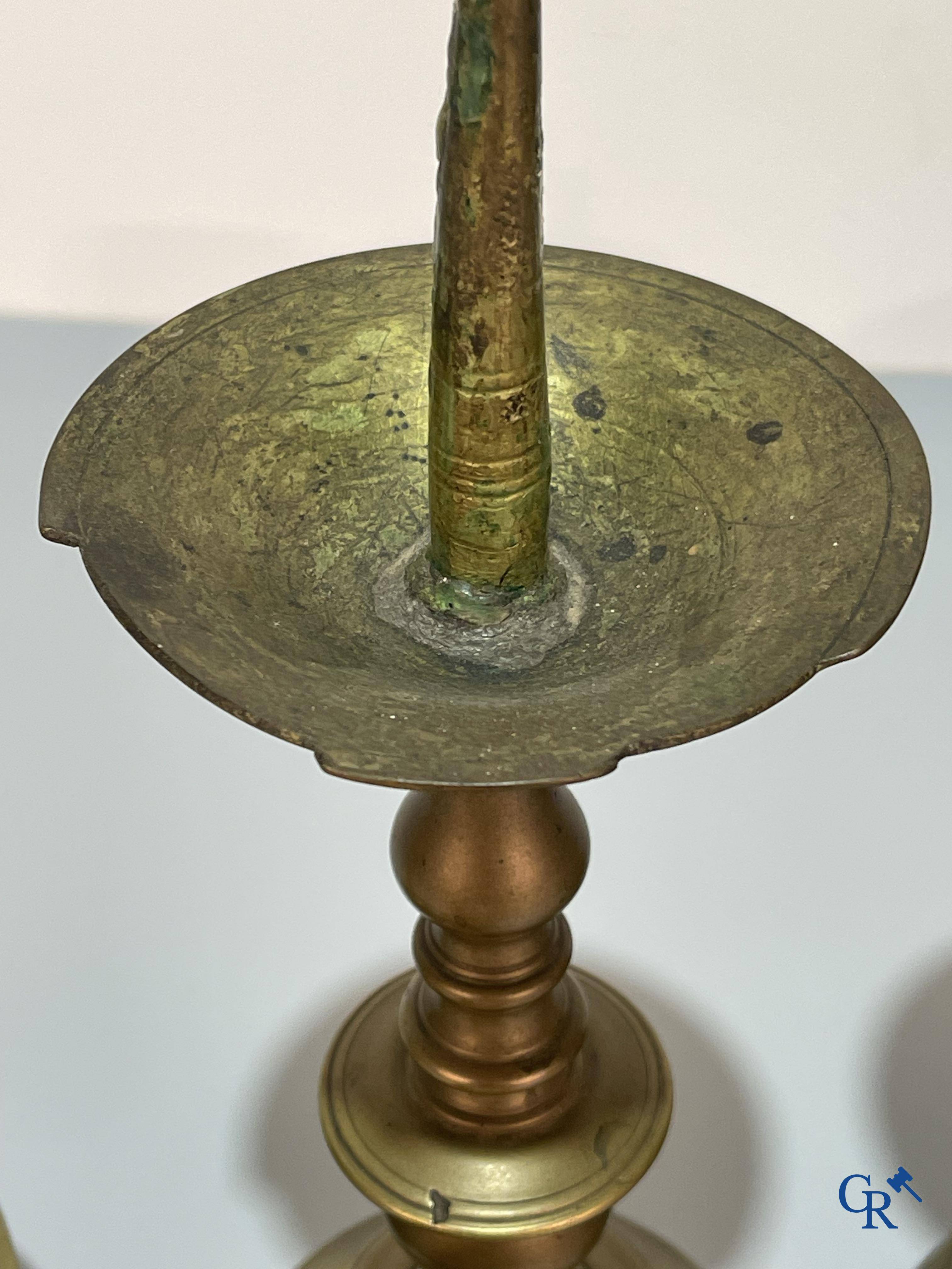 Un lot avec plusieurs chandeliers en bronze. 17ème/18ème/19ème siècle.