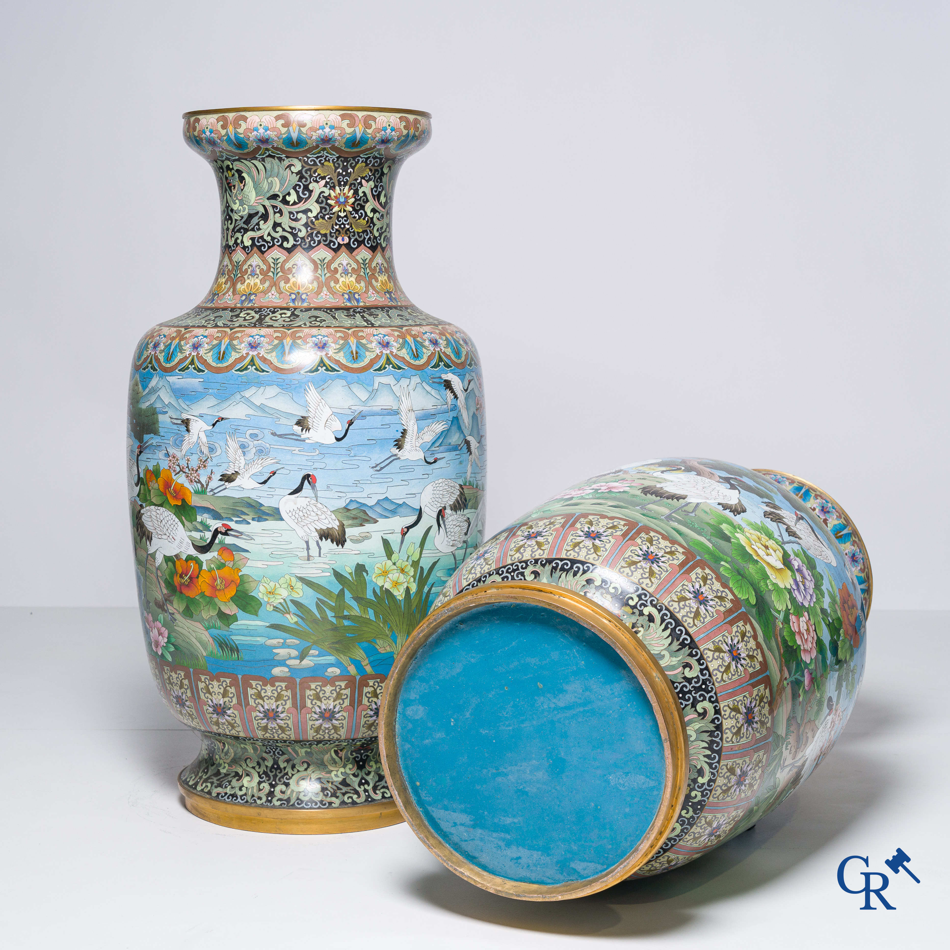 Aziatica, een imposant paar cloisonné vazen met kraanvogels. 20ste eeuw.