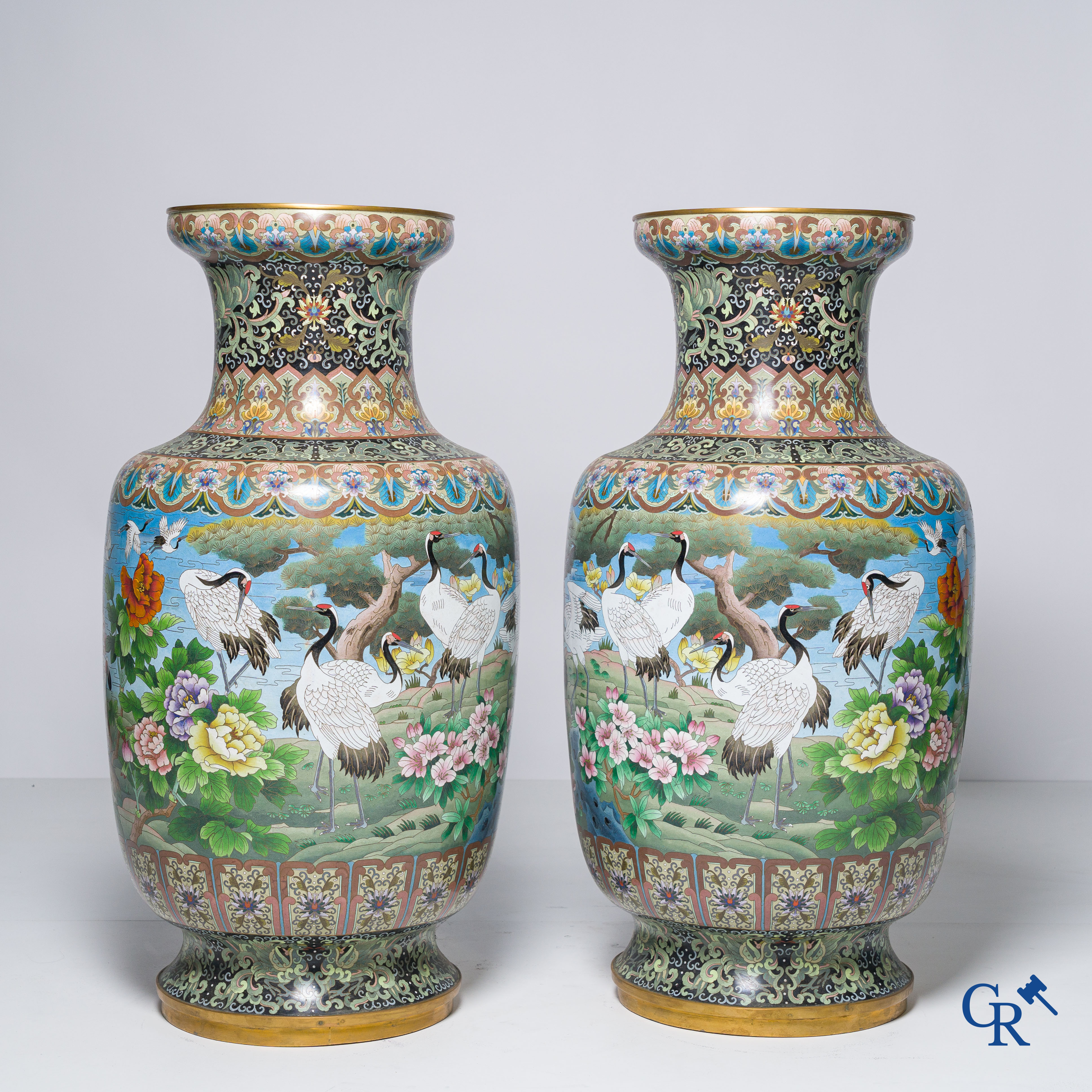Aziatica, een imposant paar cloisonné vazen met kraanvogels. 20ste eeuw.
