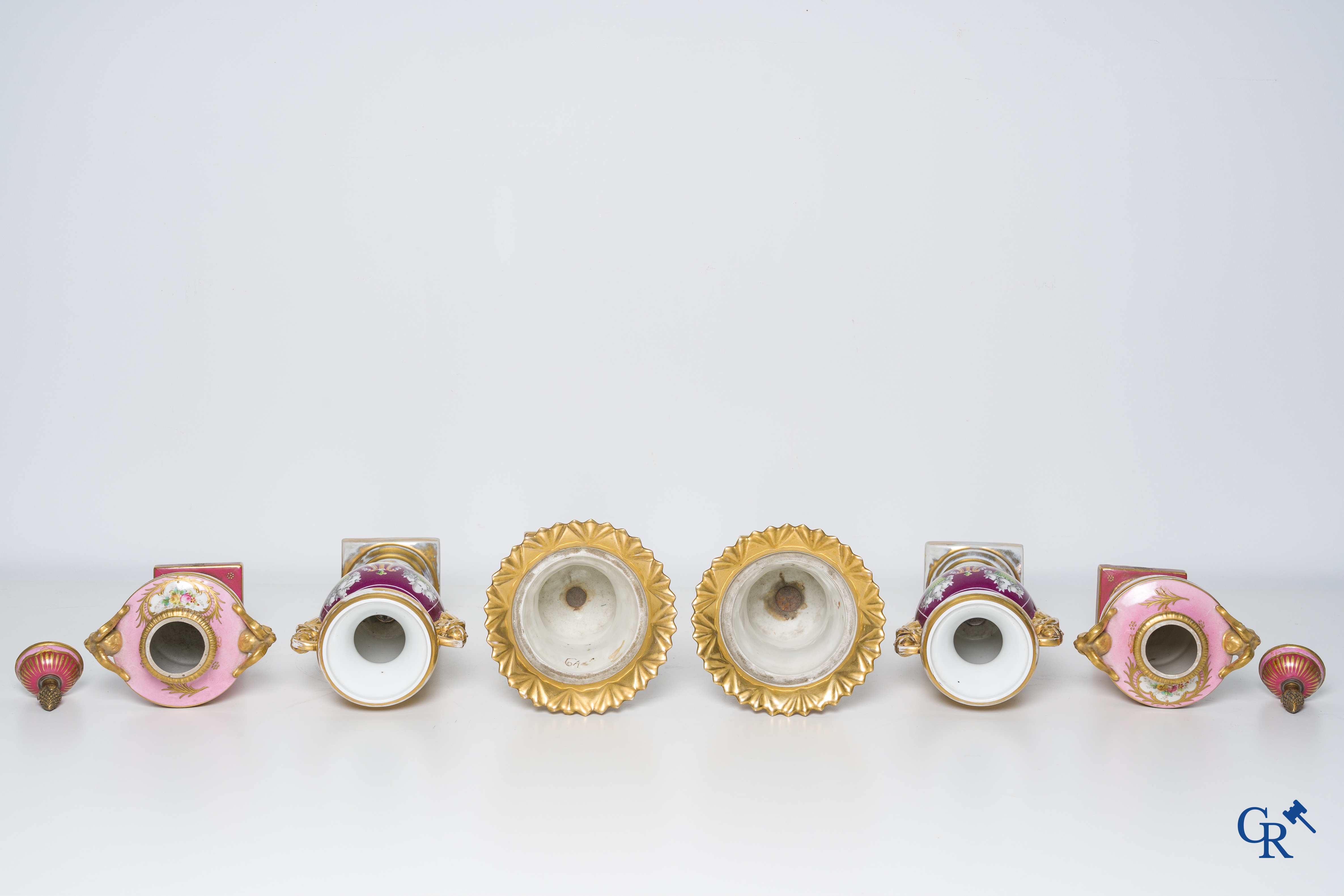 Europees porselein, een kavel van 3 paar empire vazen.