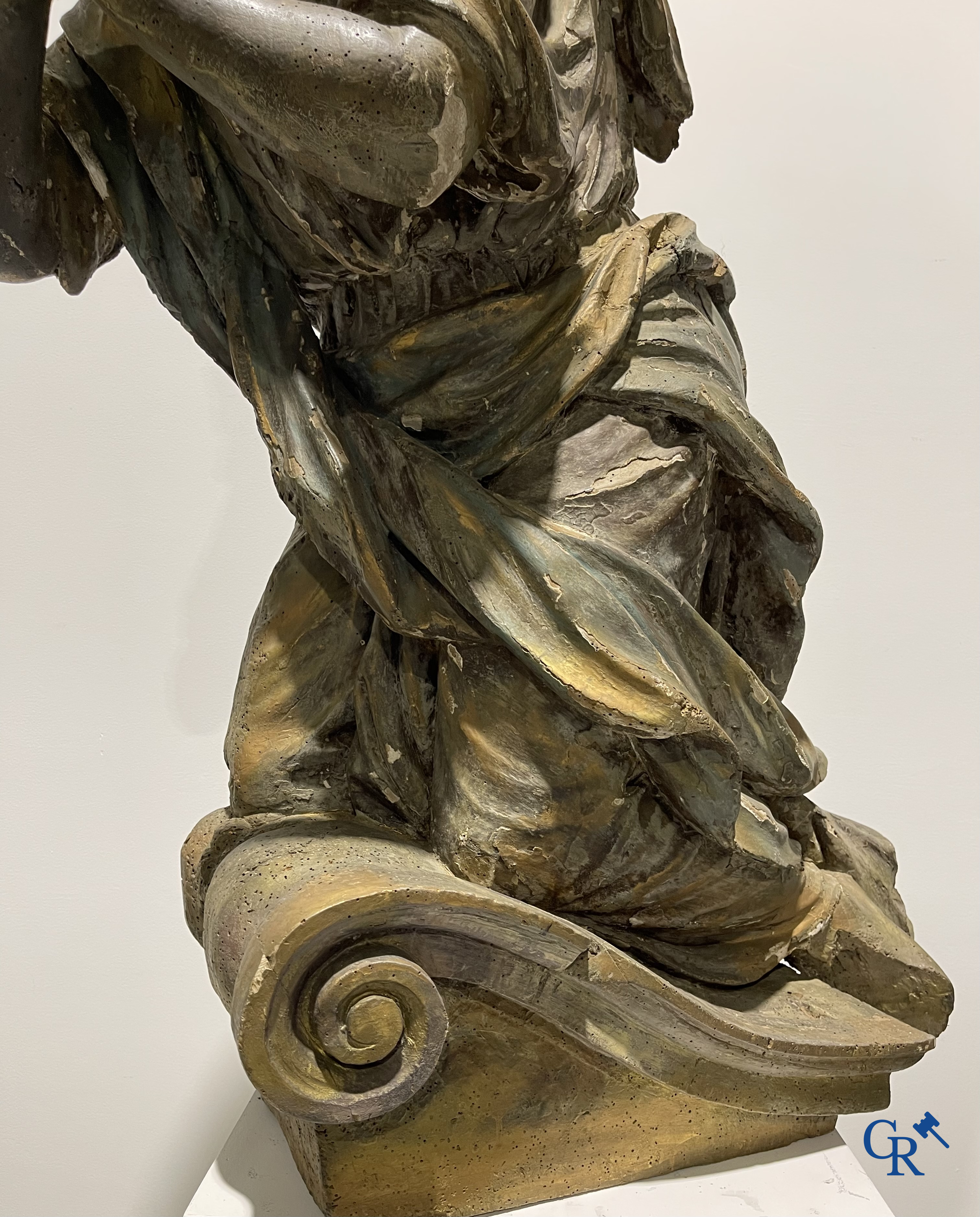 Objets religieux, un imposant ange agenouillé en bois. XVIIIe siècle.