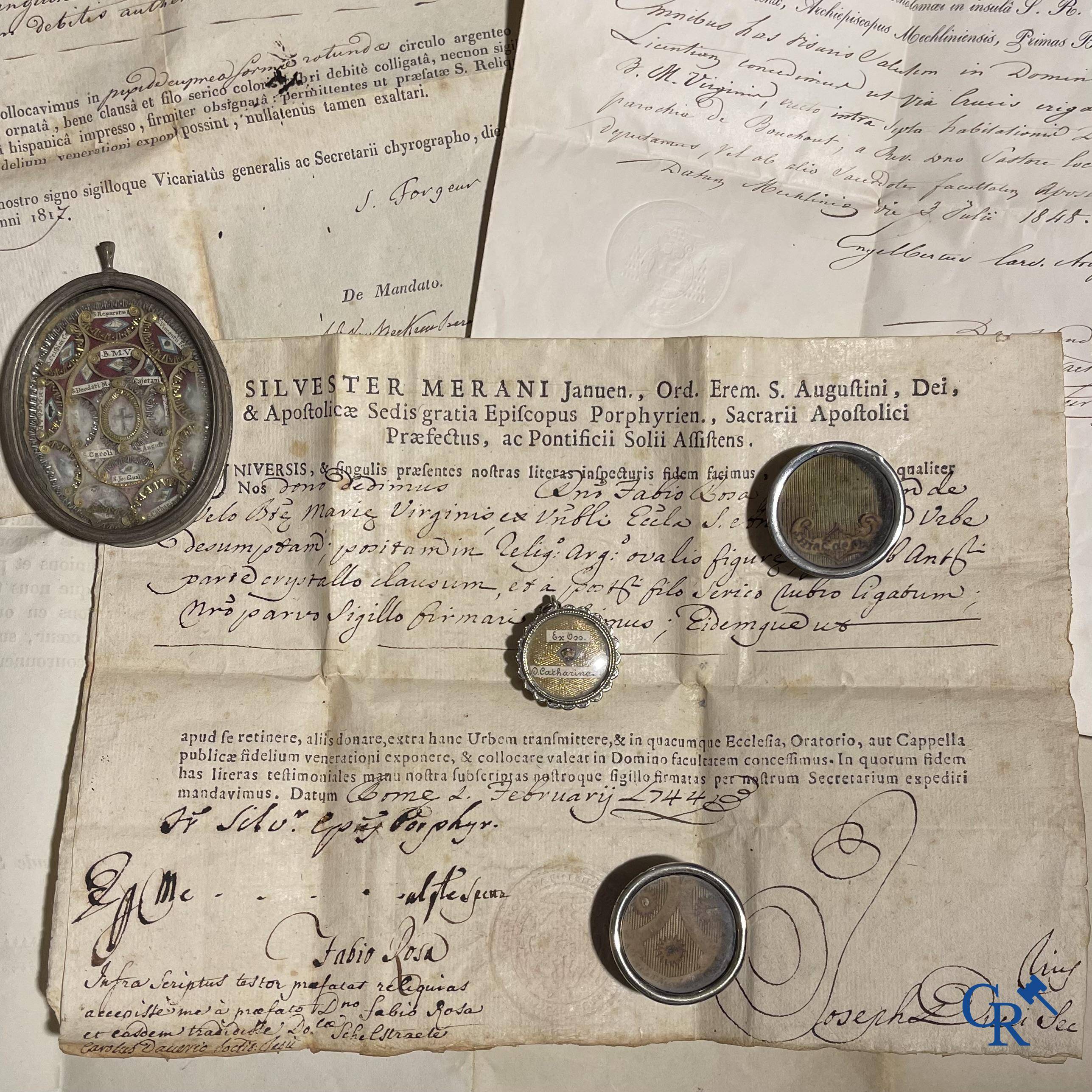 Objets religieux, un lot de 4 thecas scellés qui contiennent ensemble 23 reliques et plusieurs cedulas.