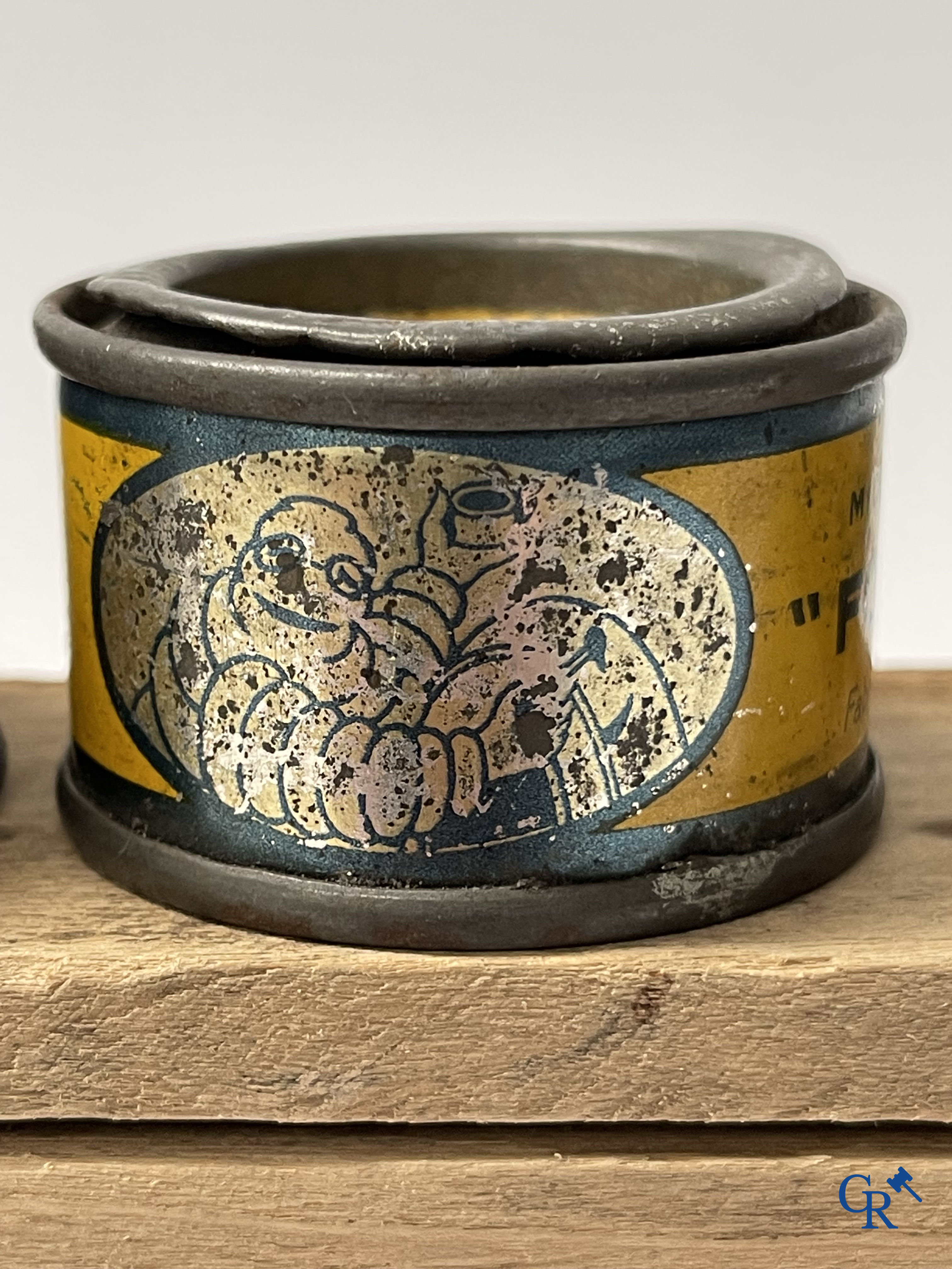 Michelin, an interesting lot with Michelin objects, mainly from the 1920's and 1930's.