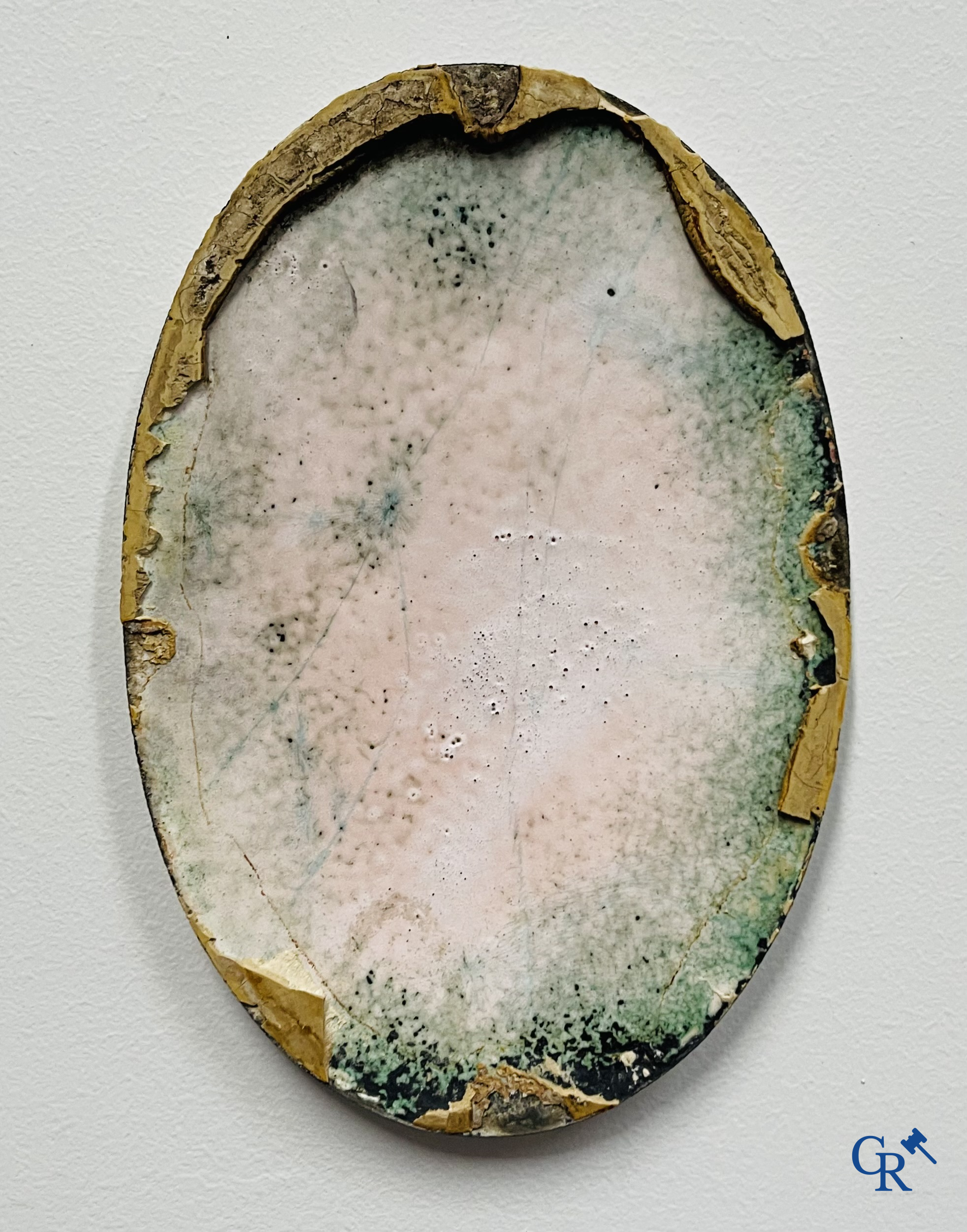 Pneu Hutchinson. Emaille reclamebord op koper voor fietsbanden. Gesigneerd Mich. Email Capelasse Paris. Circa 1920.