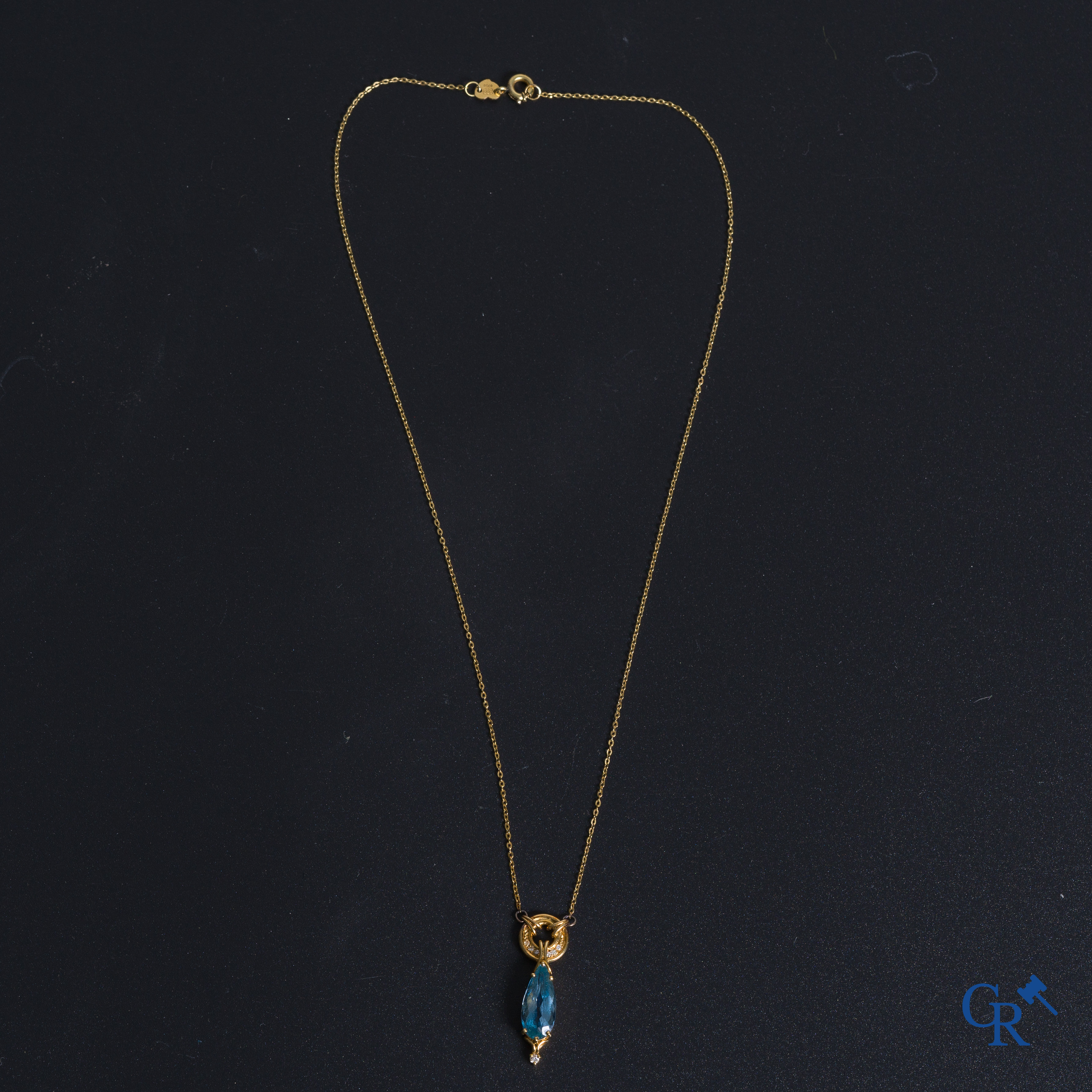 Juwelen: 2 halskettingen in wit- en geelgoud 18kt (750°/00) met een aquamarine en een rubis.