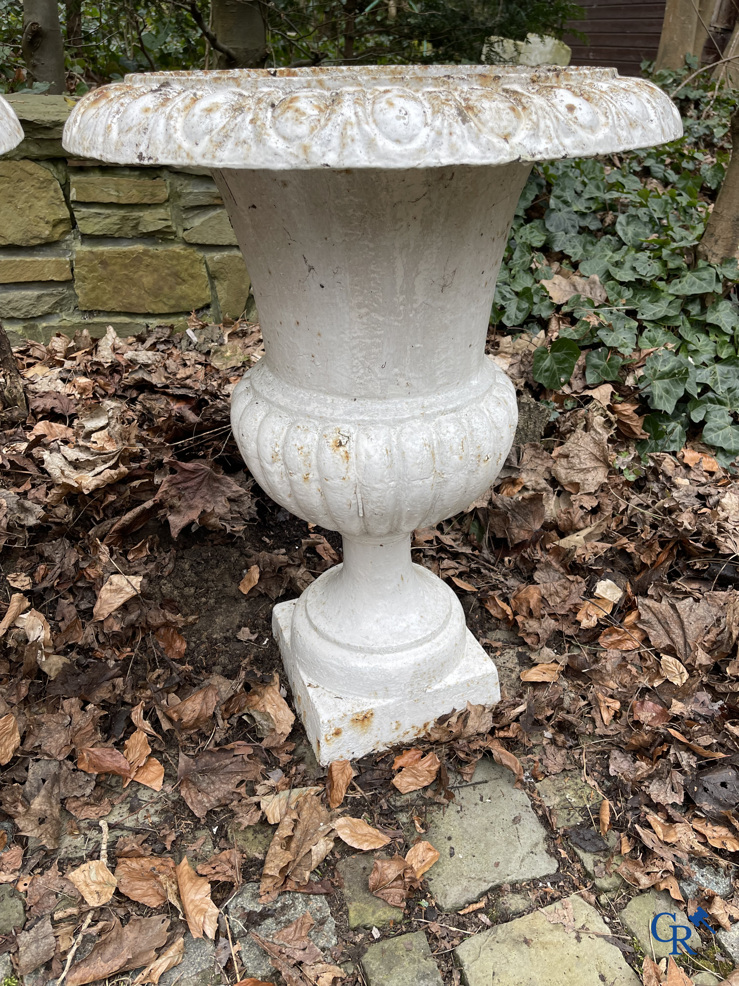 Tuindecoratie: Een paar grote gietijzeren Medici tuinvazen. Eind 19e eeuw.