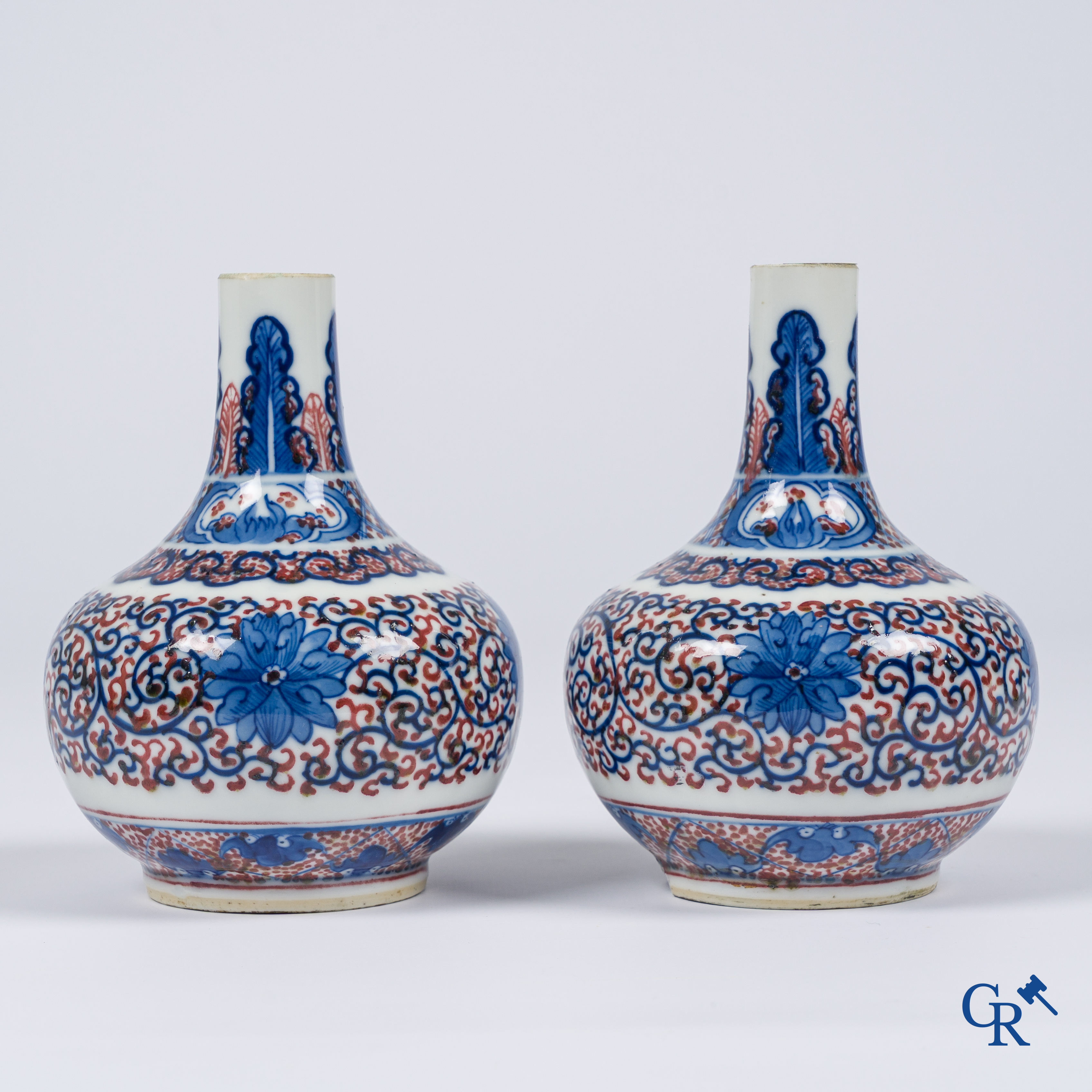 Aziatica, Chinees porselein. Een paar blauw-witte en ijzerrode gedecoreerde vaasjes met vleermuizen en drakenmerk.