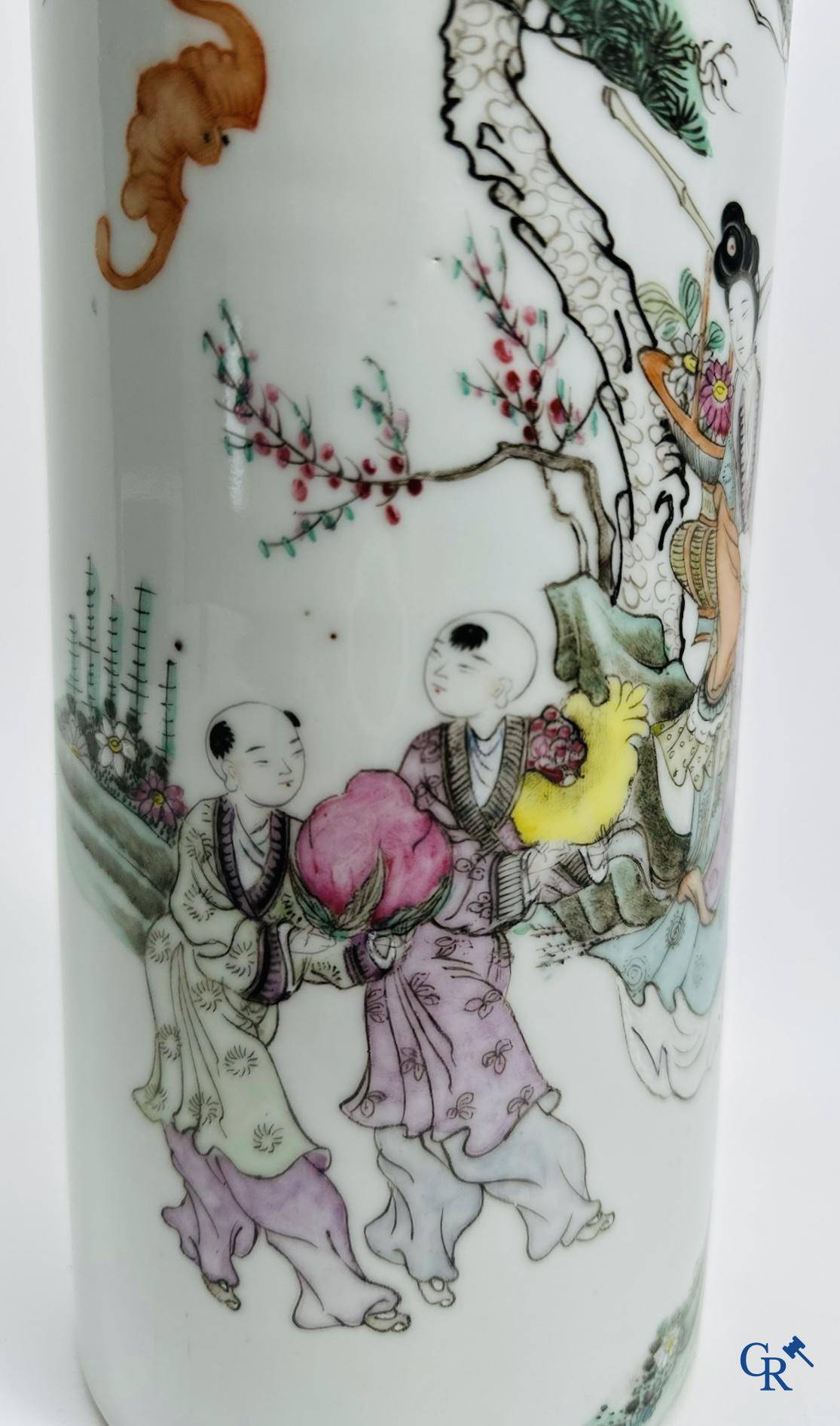 Chinese porcelain: Lot of 2 Chinese vases.