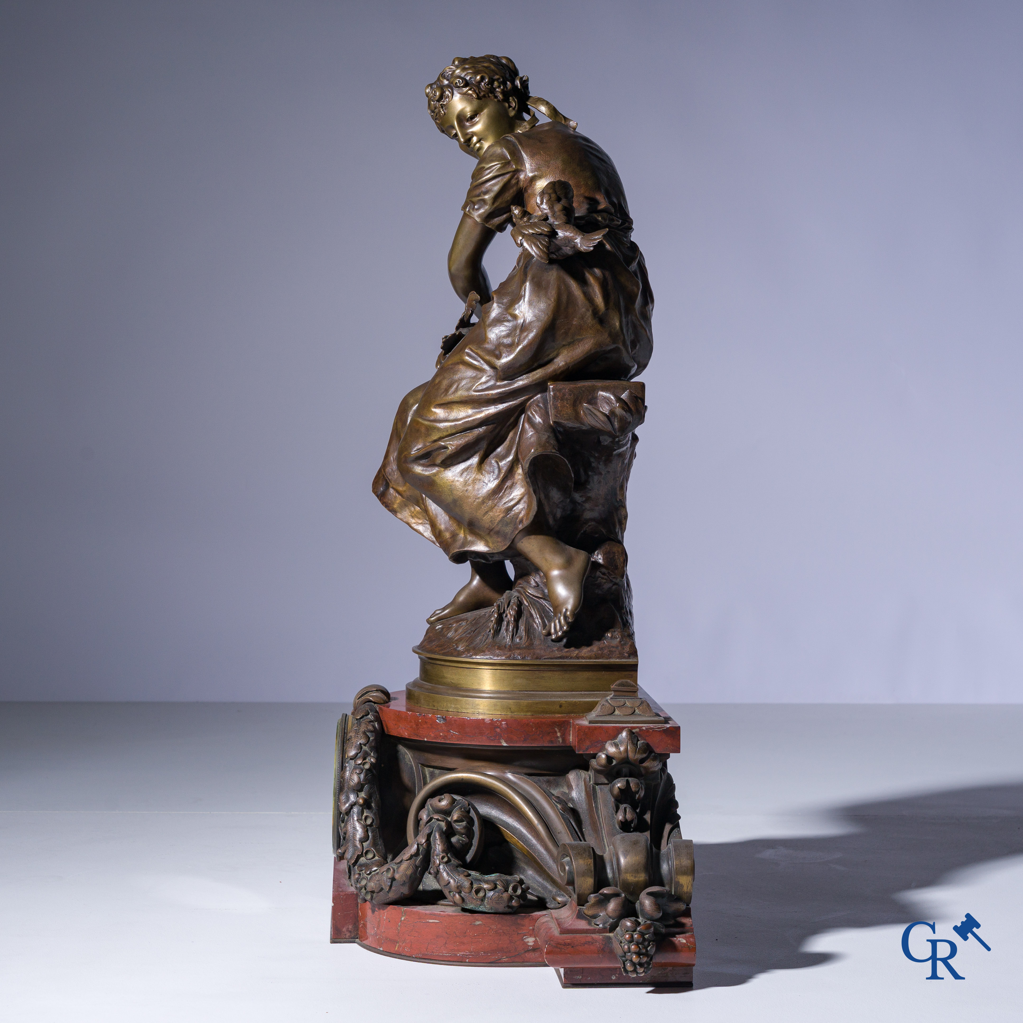 Pierre Louis Détrier (1822-1897) Een imposante pendule in brons en rood geaderde marmer. 19de eeuw.