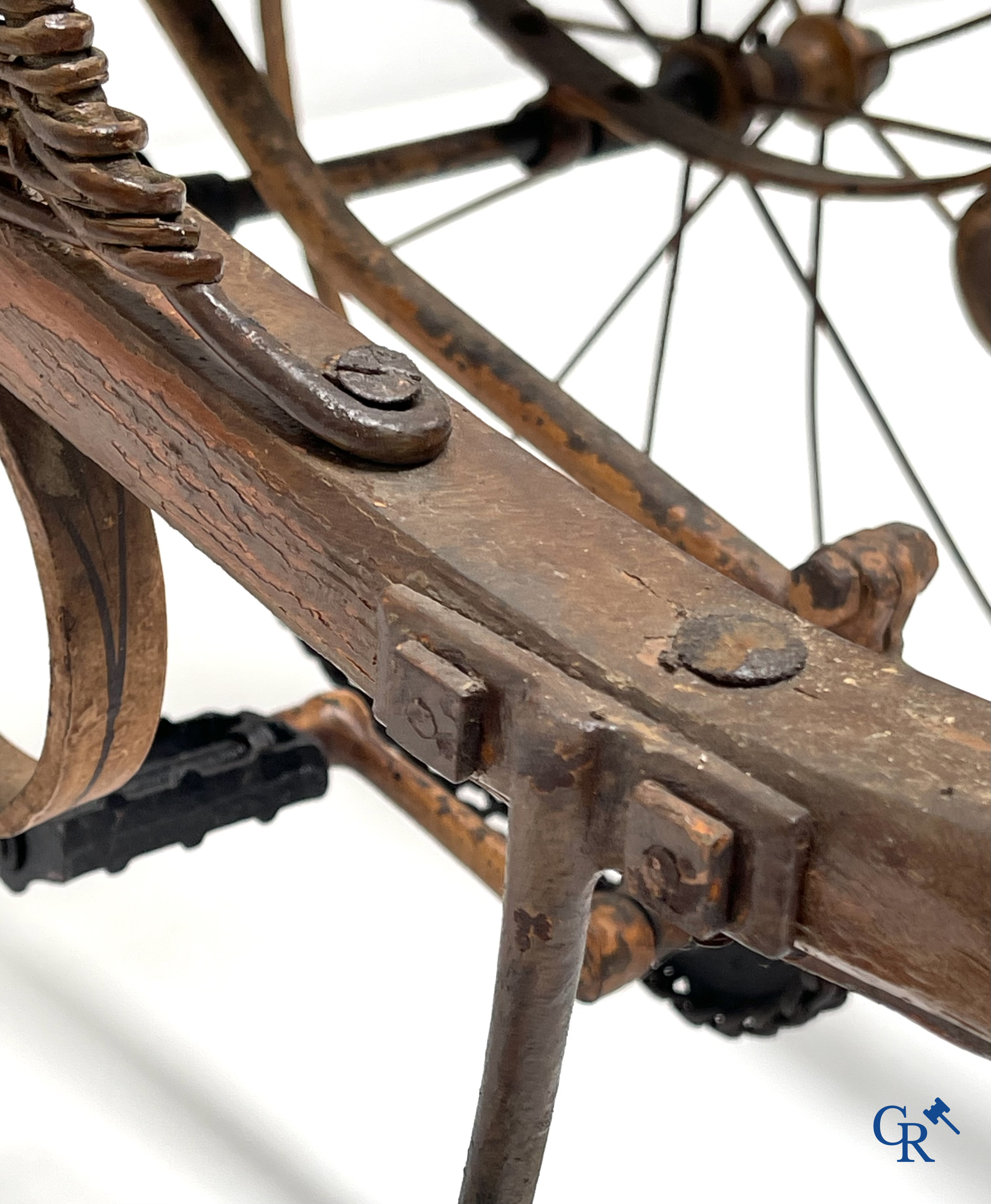 Zeldzame mechanische kinderkar in gevlochten riet en beschilderd metaal ontworpen door Peugeot. Circa 1900.