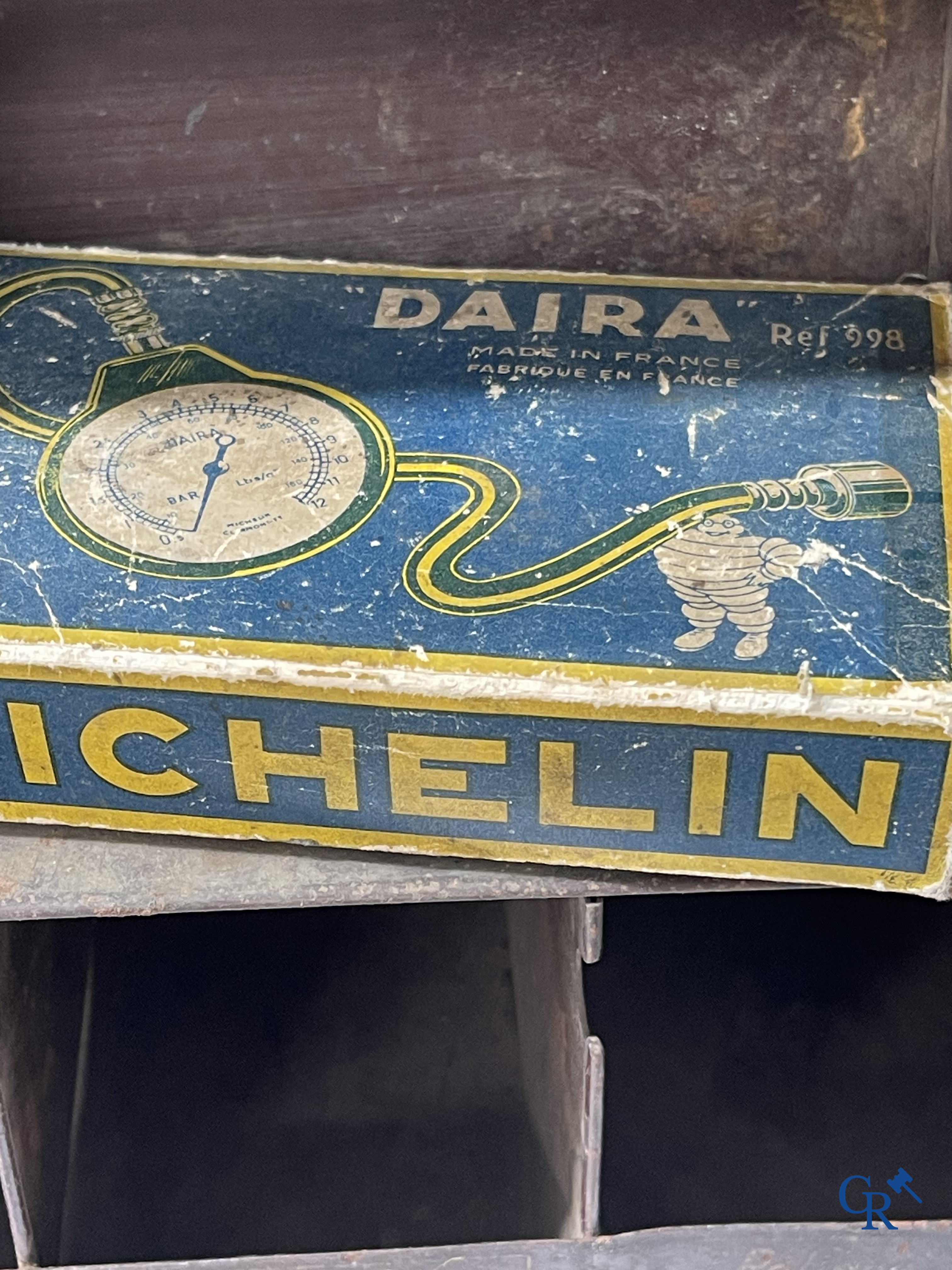 Michelin, een groot lot reclame objecten en meetinstrumenten voor Michelin banden.