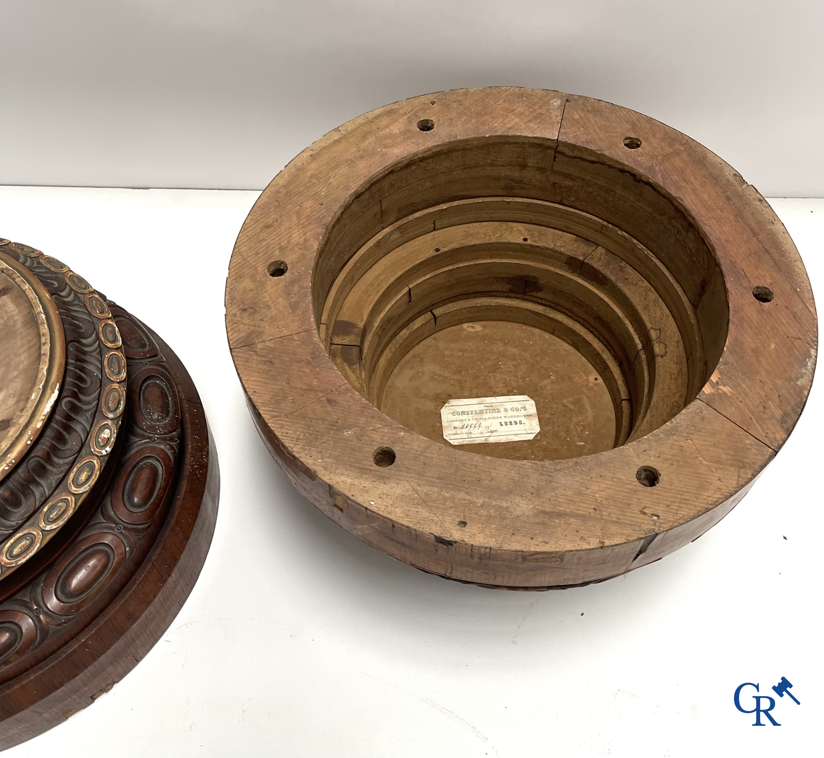 Constantine's & Co., Leeds. Paire de grands socles anglais en placage d'acajou et bois doré et sculpté. XIXe siècle.