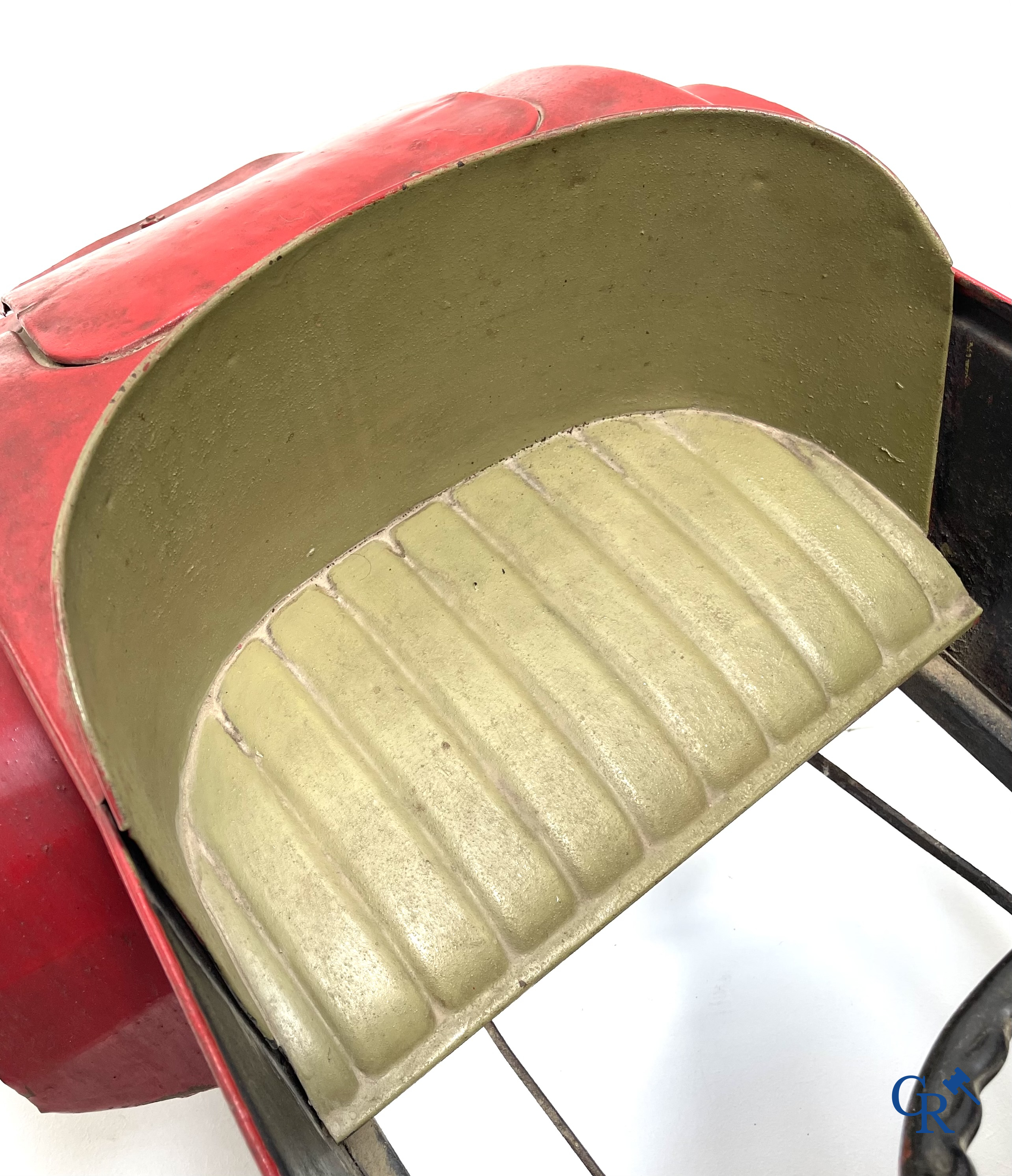 Eureka, model Delage. Luxe uitvoering met spaakwielen, verlichtingssysteem en opendraaiend kofferdeksel. Circa 1930.