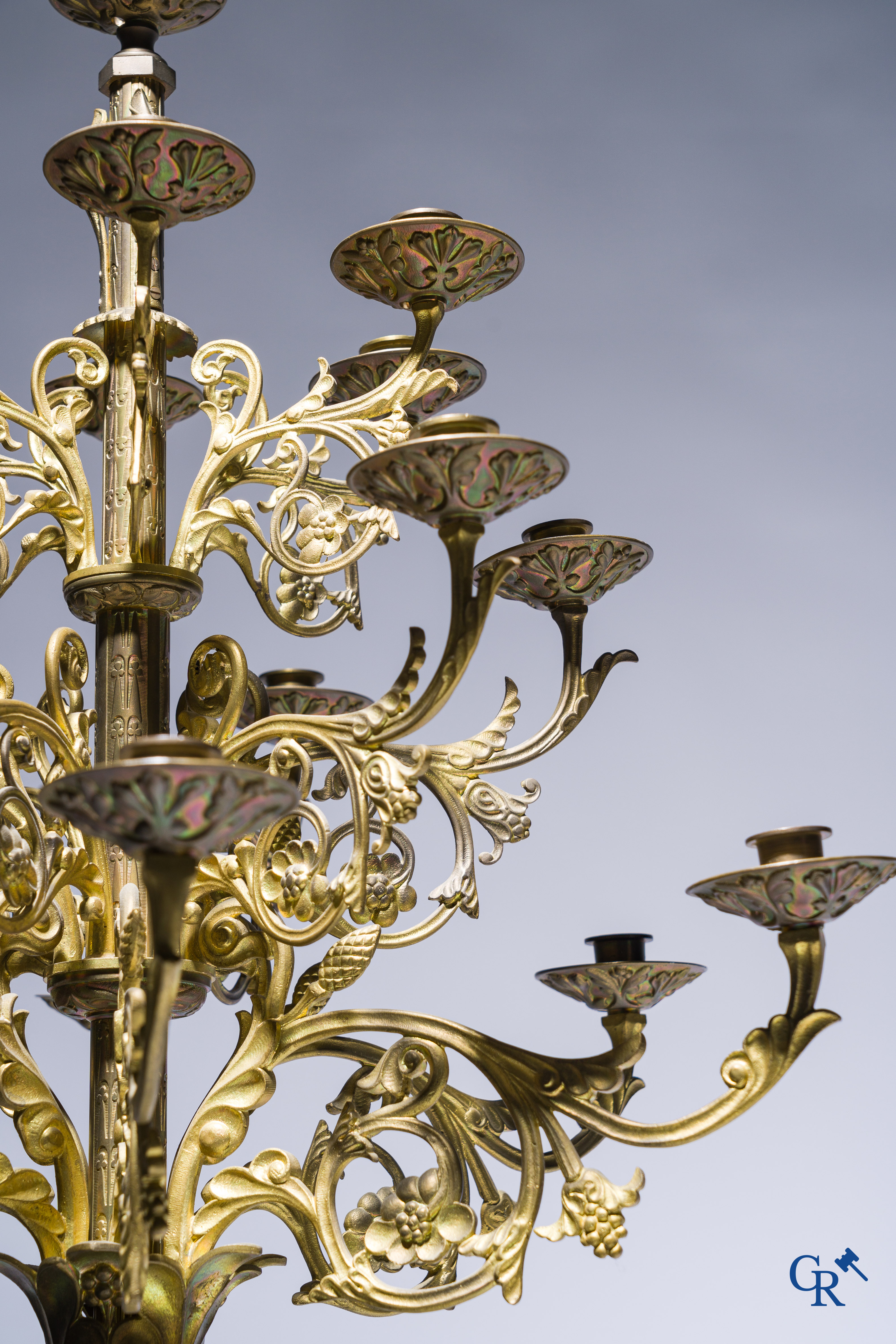 Religieuze objecten, 2 imposante bronzen kerkkandelaars in Neo-gotische stijl. Eind 19e eeuw.