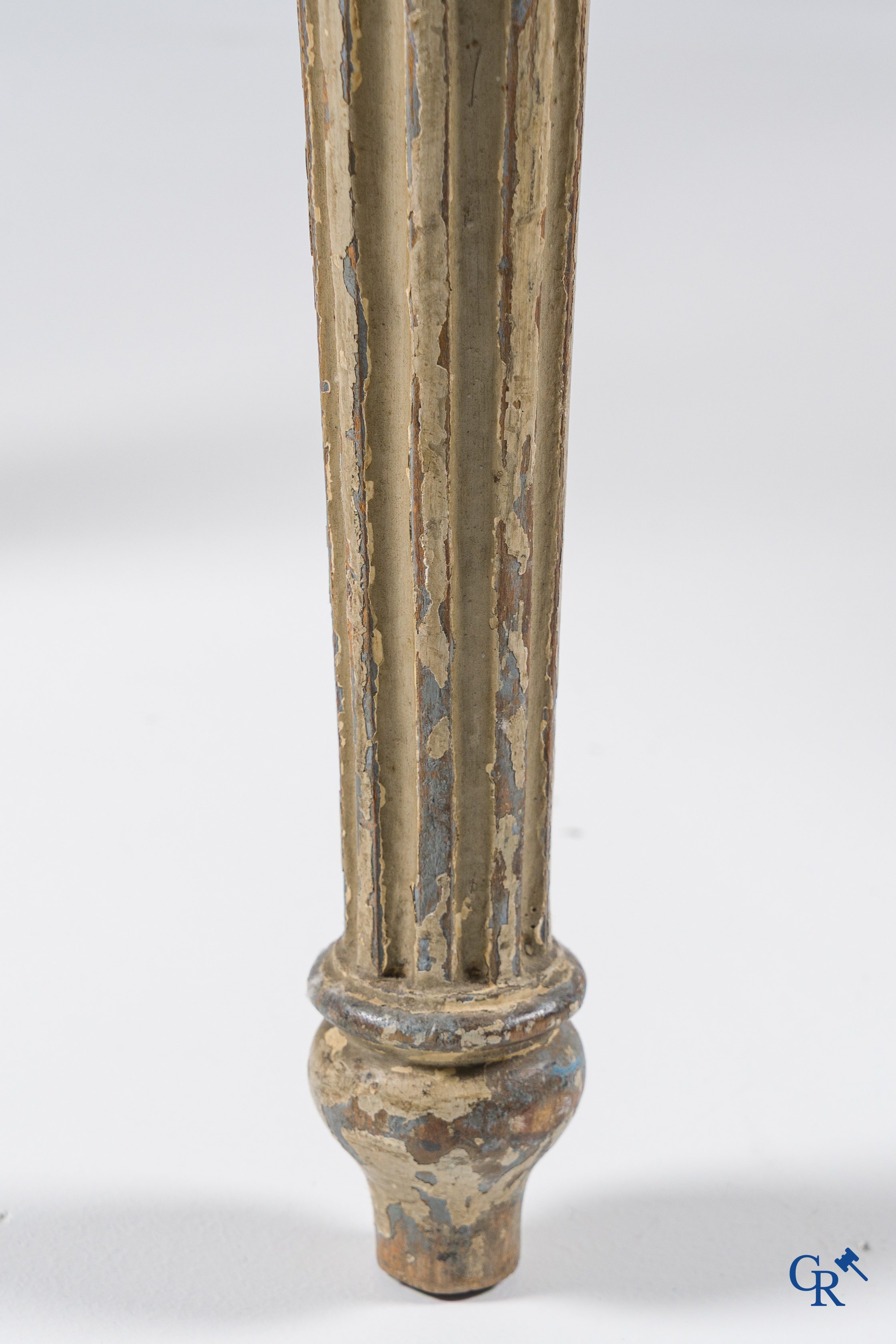 Louis XVI period. A gray patinated and wood sculpted LXVI banquet with cannage. Late 18th century.