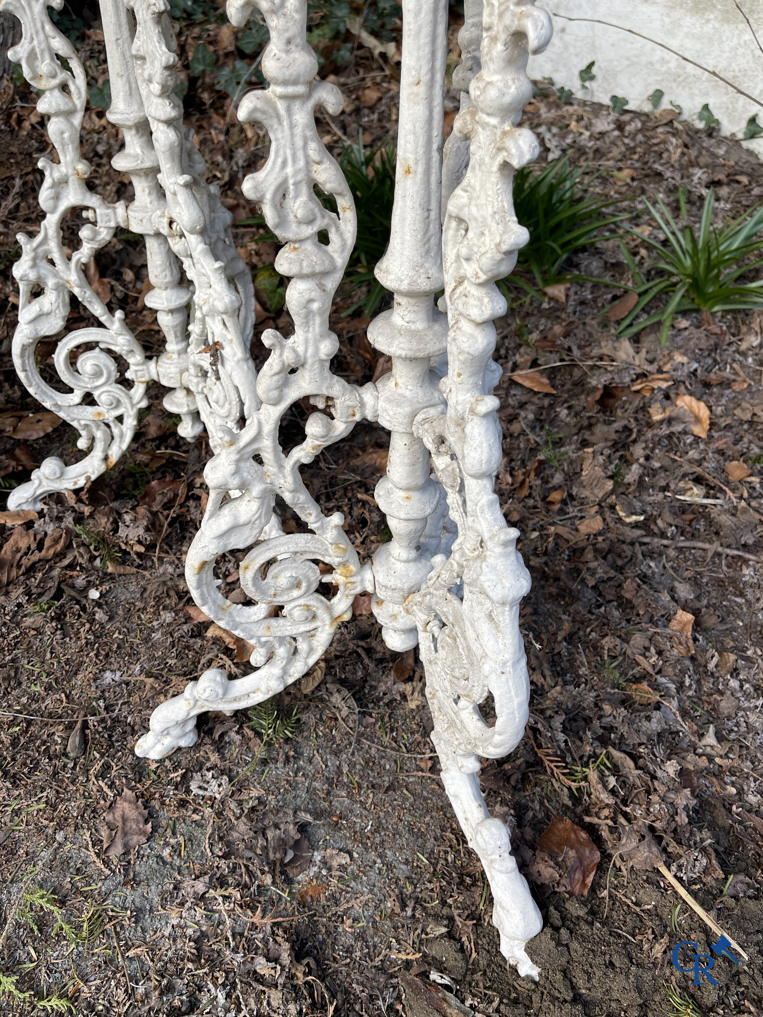 Een reeks van 6 tuinstoelen en 3 geuridons in gietijzer, een metalen tuinbankje bijgevoegd.